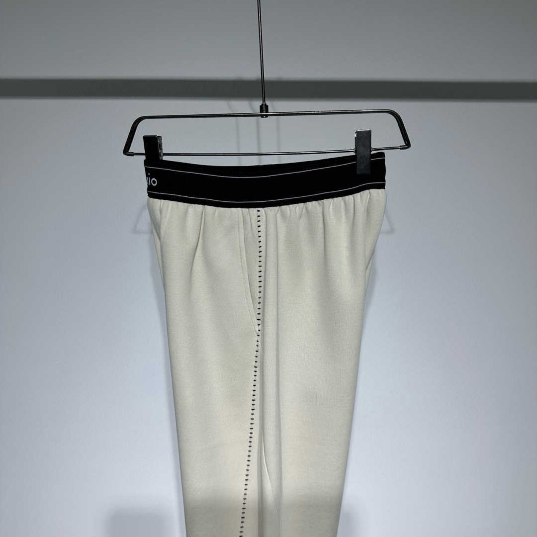 AlO运动时尚休闲裤！腰头采用橡筋织带提花品牌logo、宽松版型拼接设计拼接处手缝工艺！定制面料轻盈舒适