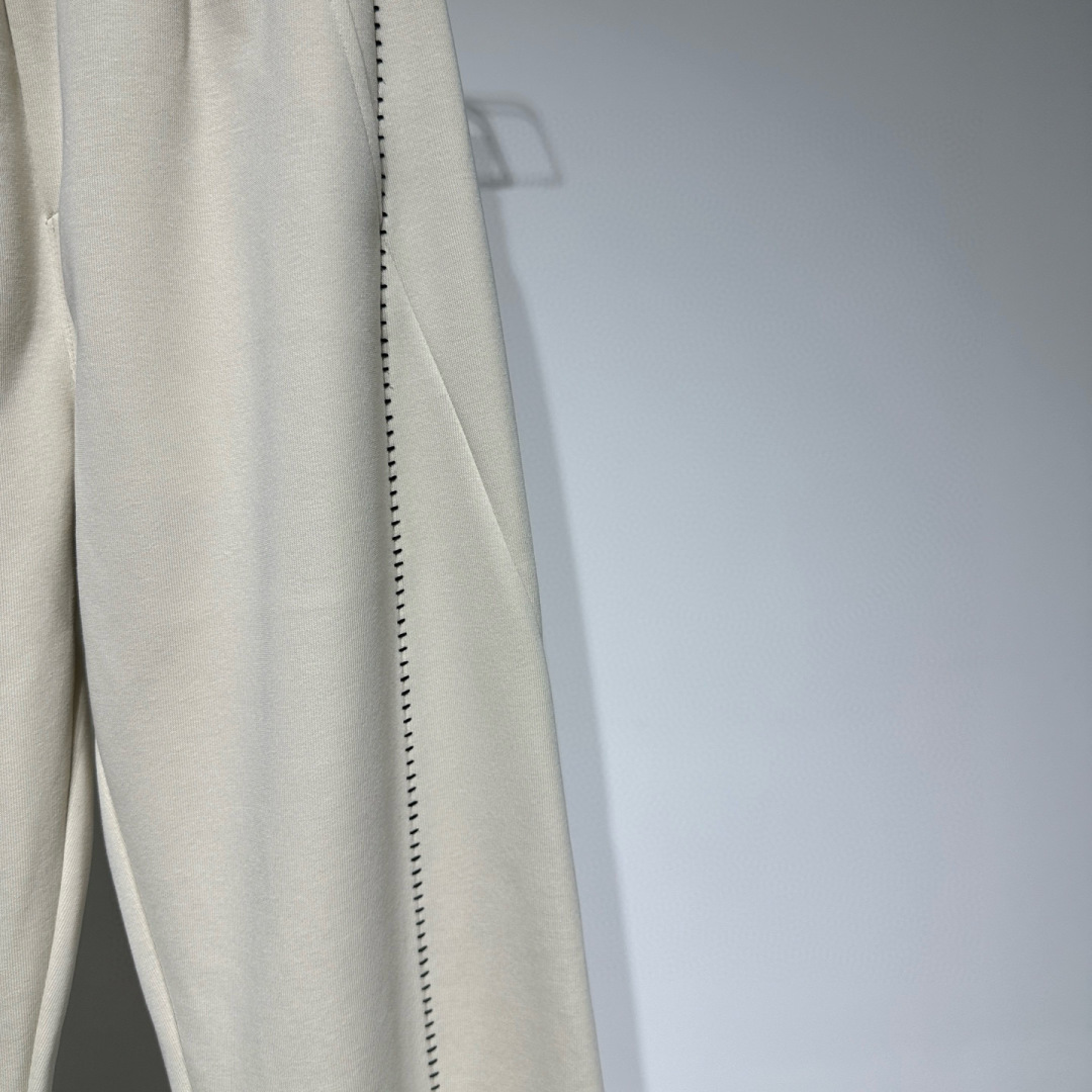 AlO运动时尚休闲裤！腰头采用橡筋织带提花品牌logo、宽松版型拼接设计拼接处手缝工艺！定制面料轻盈舒适