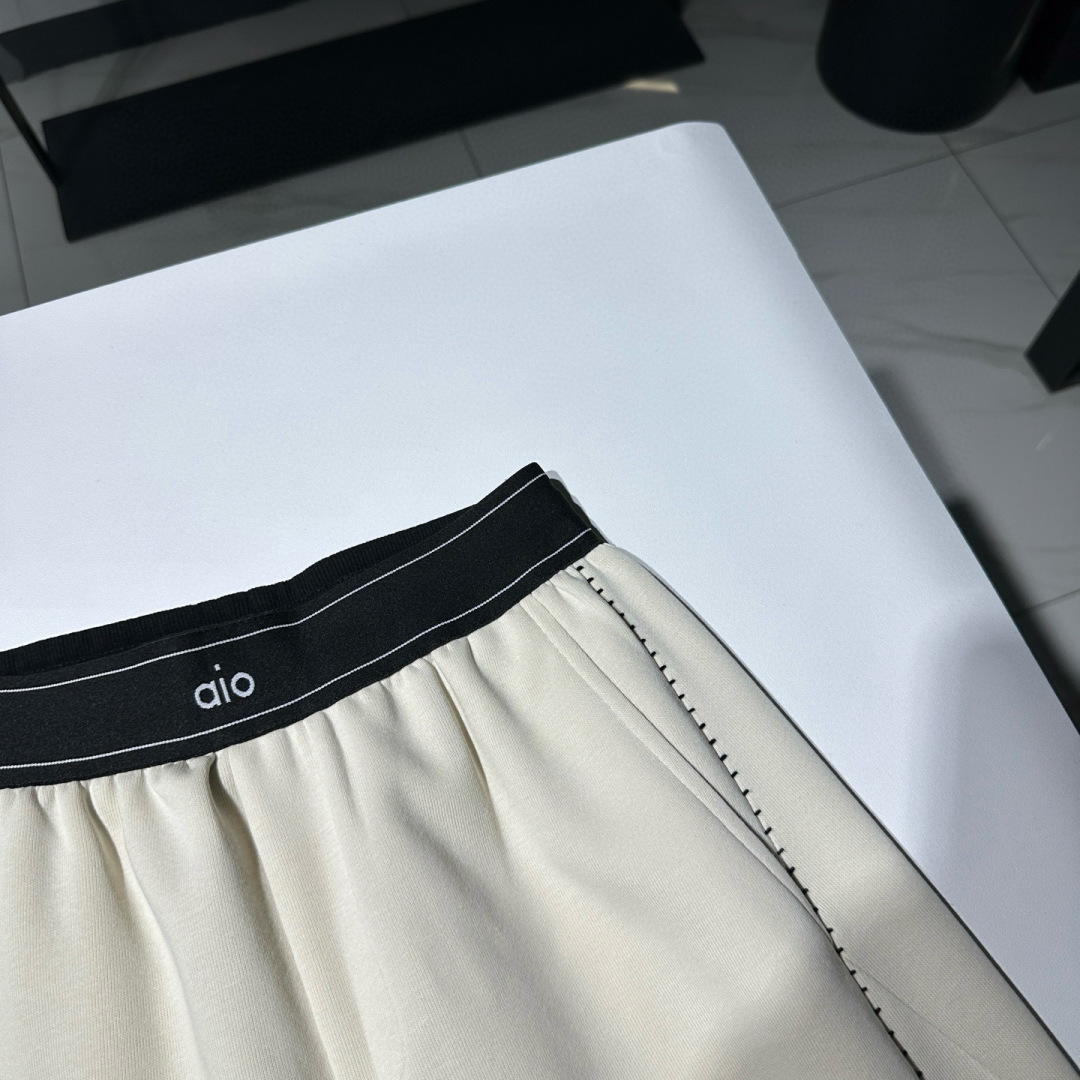 AlO运动时尚休闲裤！腰头采用橡筋织带提花品牌logo、宽松版型拼接设计拼接处手缝工艺！定制面料轻盈舒适