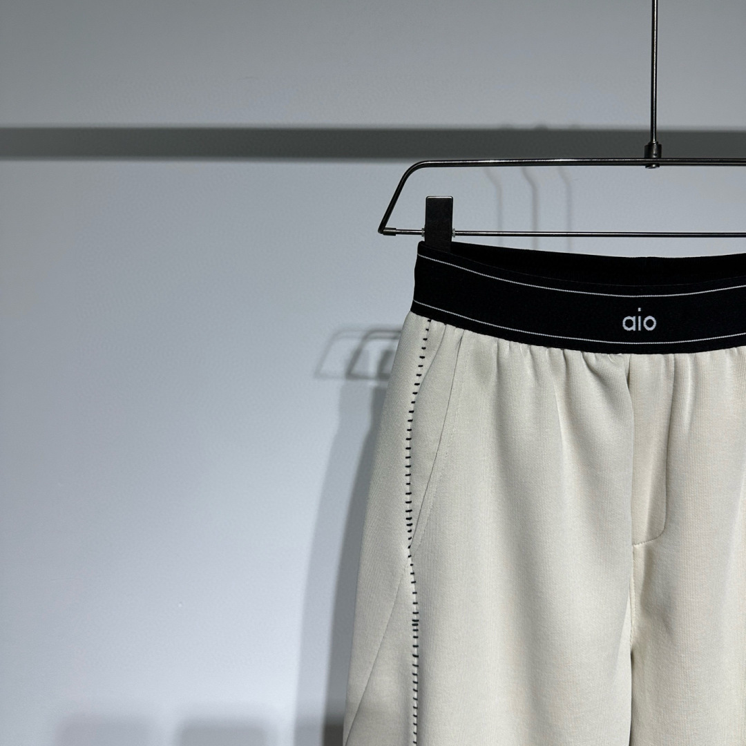 AlO运动时尚休闲裤！腰头采用橡筋织带提花品牌logo、宽松版型拼接设计拼接处手缝工艺！定制面料轻盈舒适