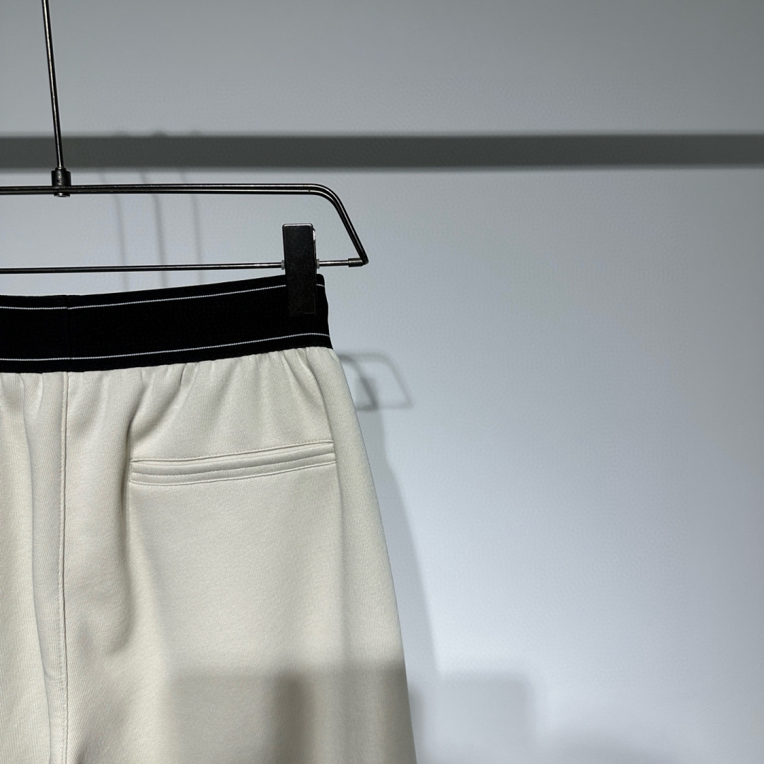 AlO运动时尚休闲裤！腰头采用橡筋织带提花品牌logo、宽松版型拼接设计拼接处手缝工艺！定制面料轻盈舒适