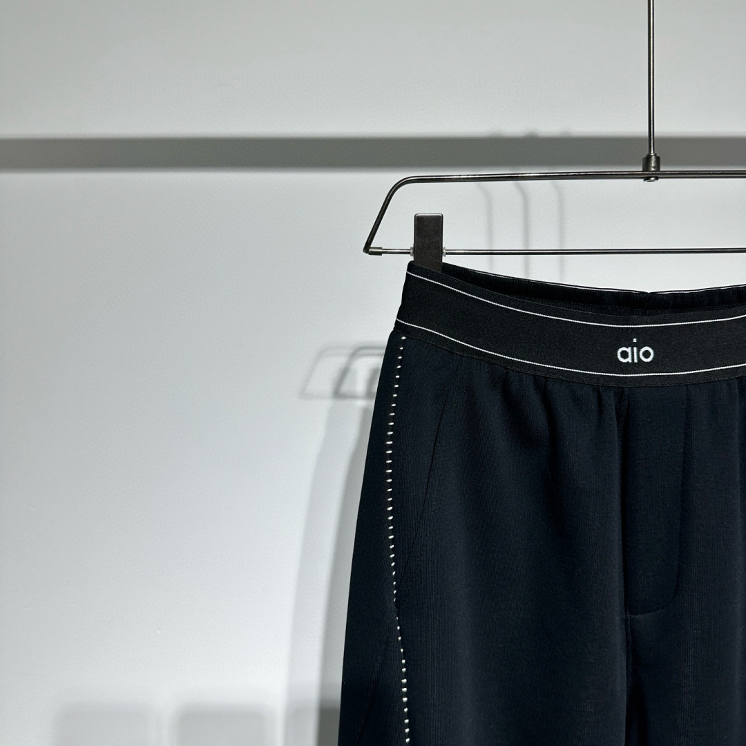 AlO运动时尚休闲裤！腰头采用橡筋织带提花品牌logo、宽松版型拼接设计拼接处手缝工艺！定制面料轻盈舒适