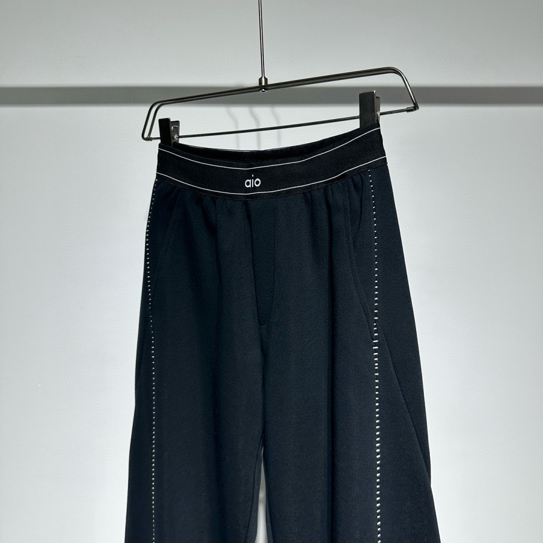 AlO运动时尚休闲裤！腰头采用橡筋织带提花品牌logo、宽松版型拼接设计拼接处手缝工艺！定制面料轻盈舒适