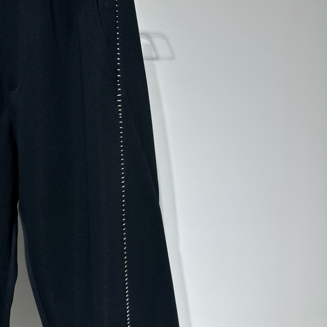 AlO运动时尚休闲裤！腰头采用橡筋织带提花品牌logo、宽松版型拼接设计拼接处手缝工艺！定制面料轻盈舒适