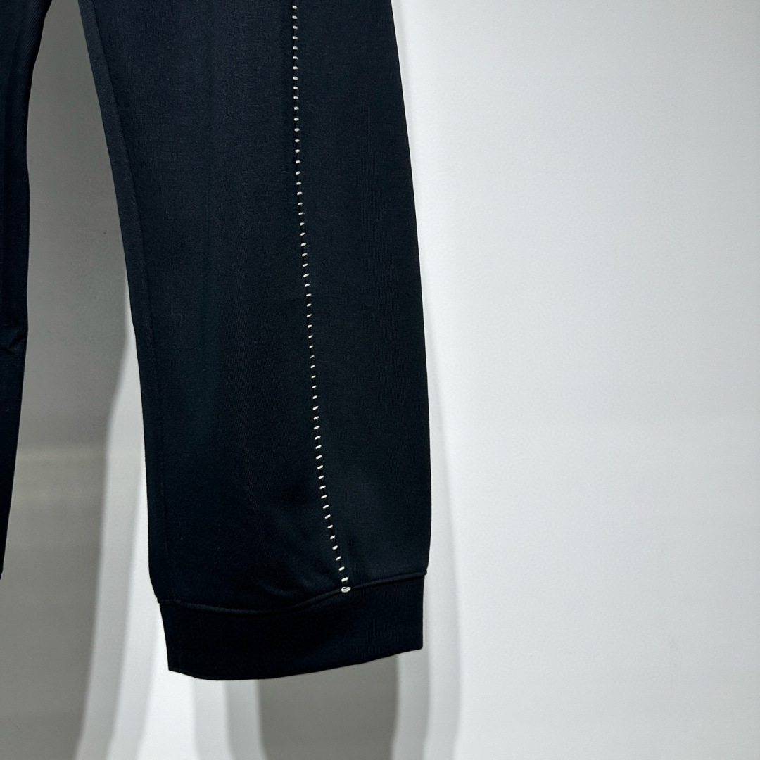 AlO运动时尚休闲裤！腰头采用橡筋织带提花品牌logo、宽松版型拼接设计拼接处手缝工艺！定制面料轻盈舒适