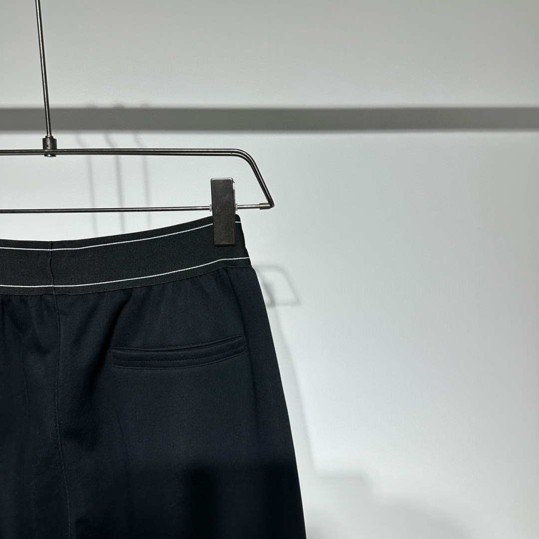 AlO运动时尚休闲裤！腰头采用橡筋织带提花品牌logo、宽松版型拼接设计拼接处手缝工艺！定制面料轻盈舒适