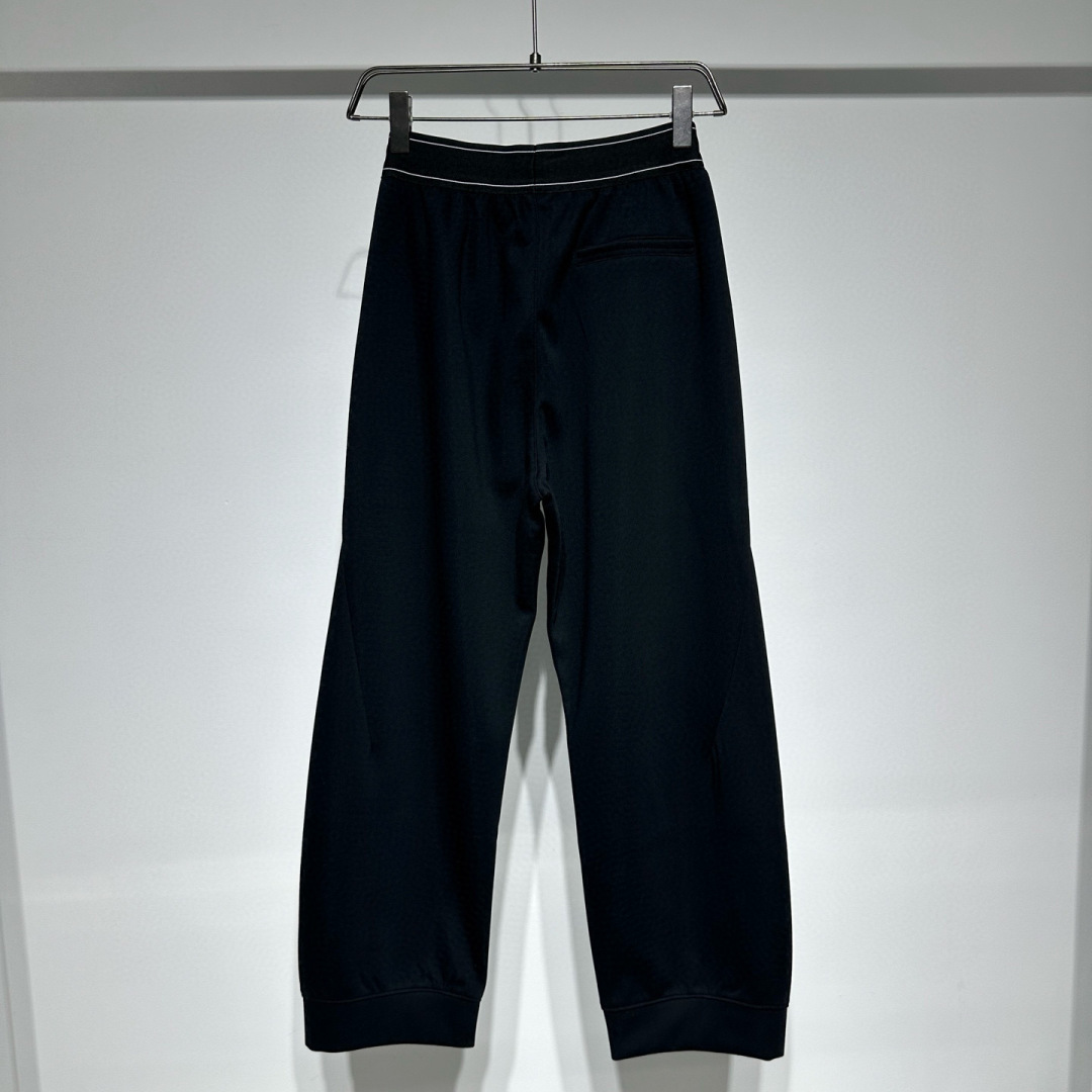 AlO运动时尚休闲裤！腰头采用橡筋织带提花品牌logo、宽松版型拼接设计拼接处手缝工艺！定制面料轻盈舒适