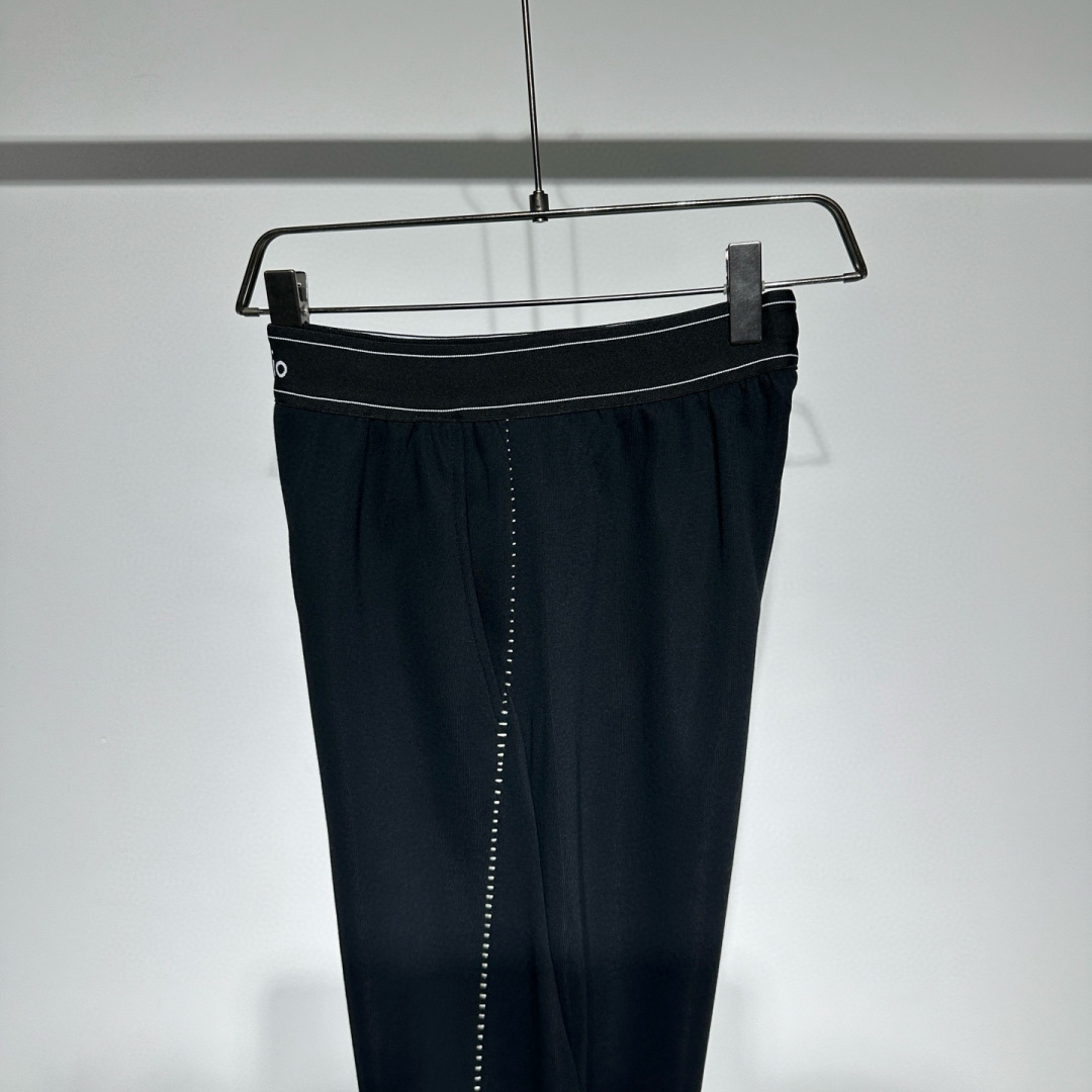 AlO运动时尚休闲裤！腰头采用橡筋织带提花品牌logo、宽松版型拼接设计拼接处手缝工艺！定制面料轻盈舒适