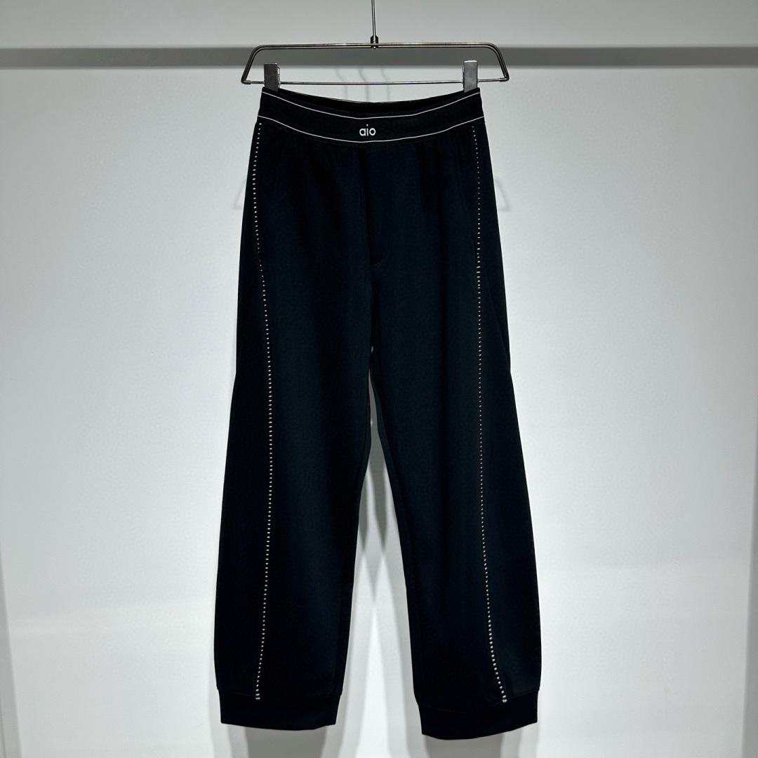 AlO运动时尚休闲裤！腰头采用橡筋织带提花品牌logo、宽松版型拼接设计拼接处手缝工艺！定制面料轻盈舒适