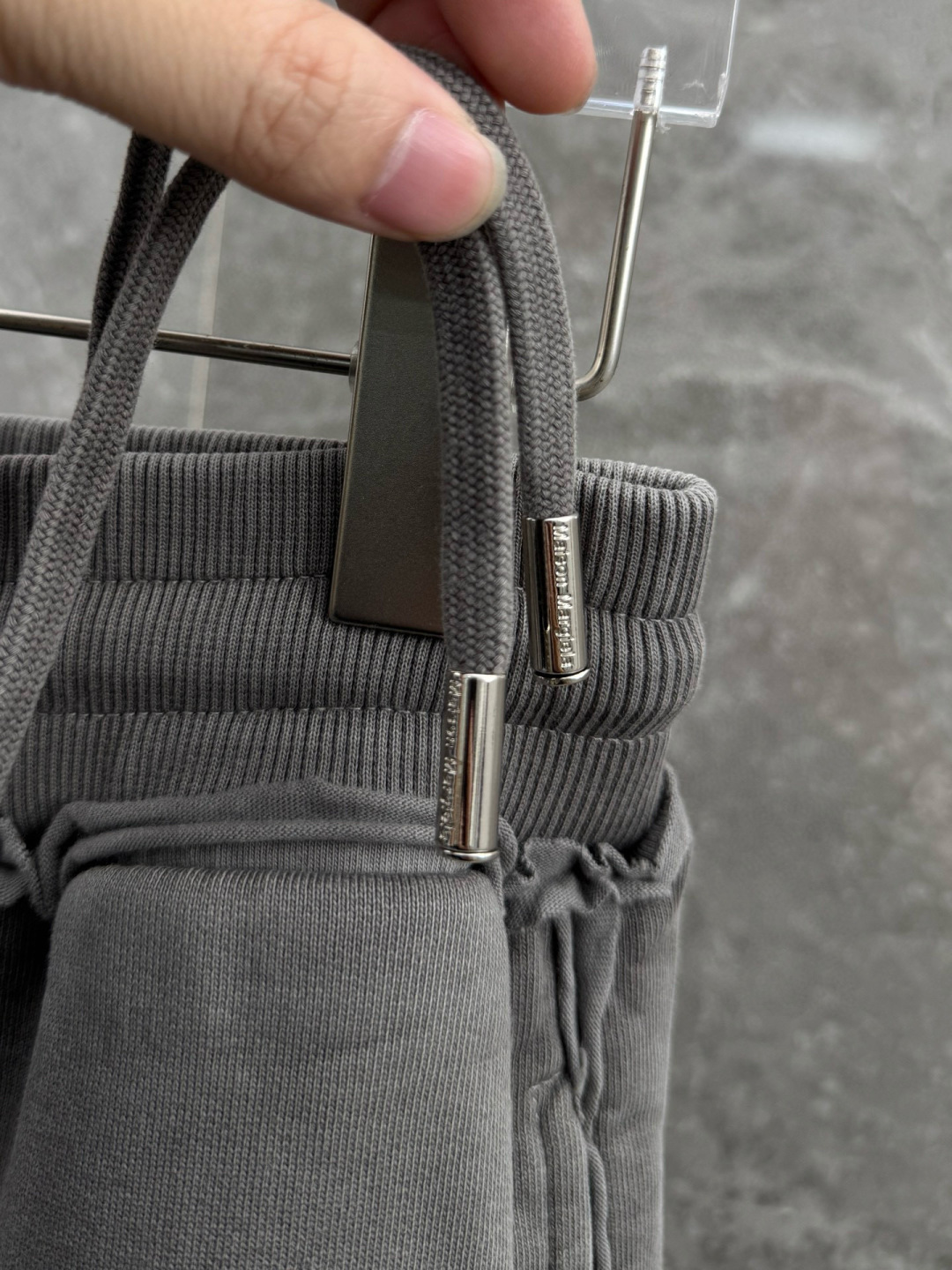 马吉拉🌈🌈420G重磅纯棉毛圈阔腿裤，重磅散边设计，前面经典logo点缀，超级好看！面料柔软舒适！上身效