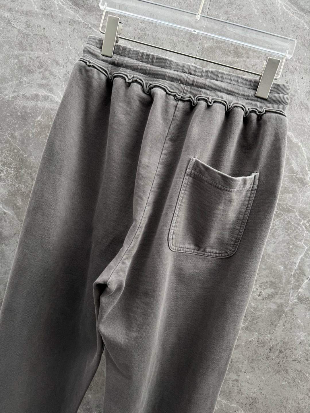 马吉拉🌈🌈420G重磅纯棉毛圈阔腿裤，重磅散边设计，前面经典logo点缀，超级好看！面料柔软舒适！上身效