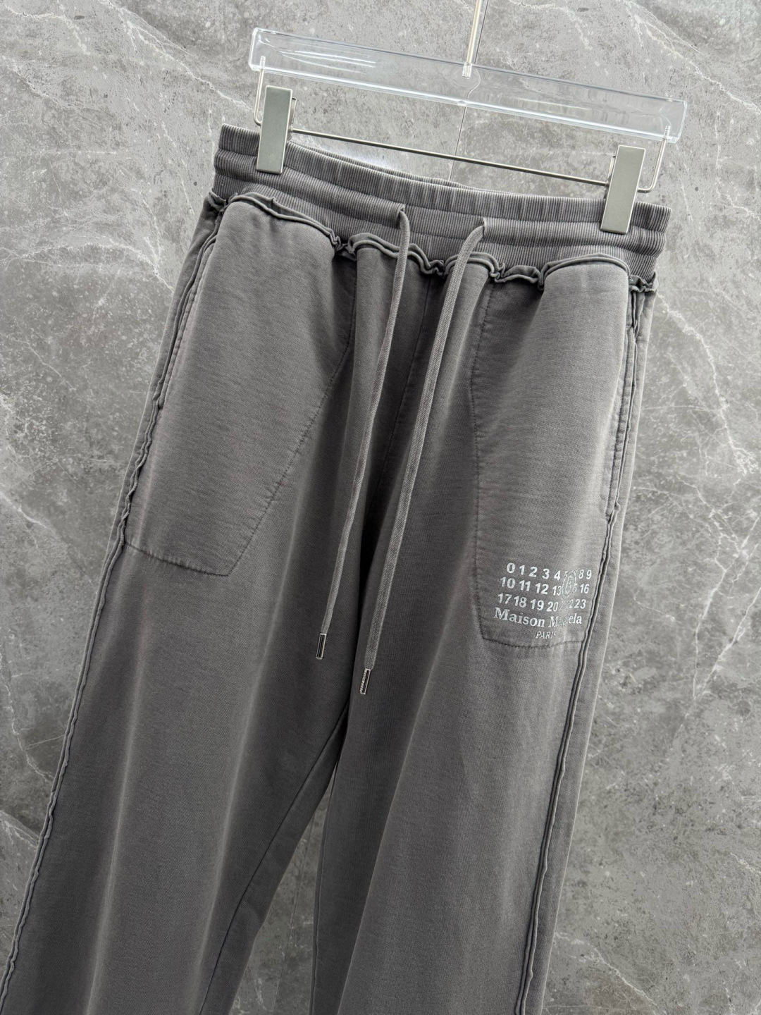 马吉拉🌈🌈420G重磅纯棉毛圈阔腿裤，重磅散边设计，前面经典logo点缀，超级好看！面料柔软舒适！上身效