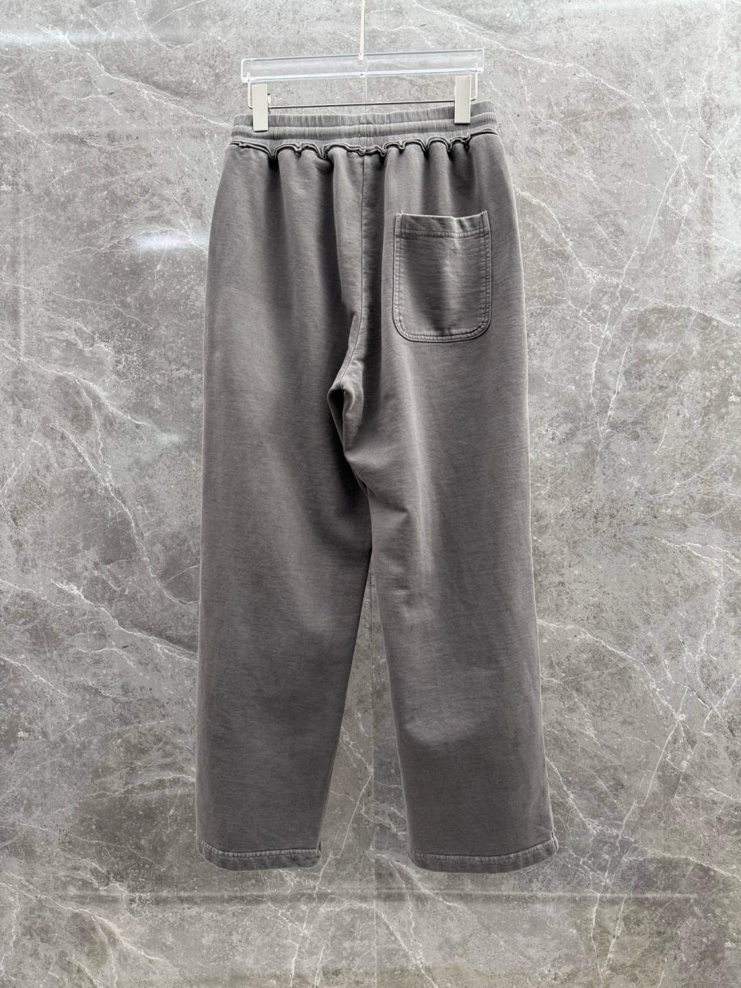 马吉拉🌈🌈420G重磅纯棉毛圈阔腿裤，重磅散边设计，前面经典logo点缀，超级好看！面料柔软舒适！上身效