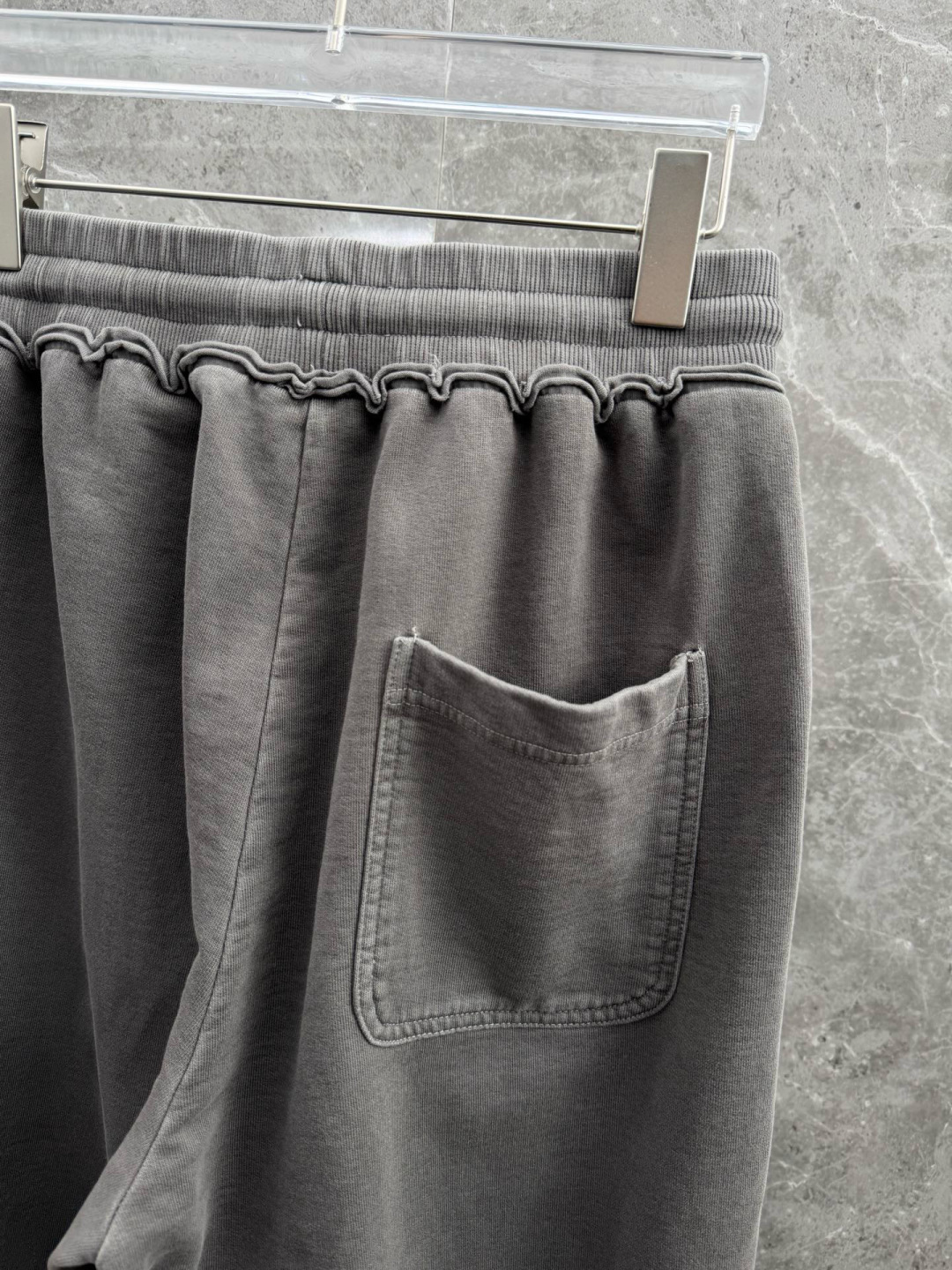 马吉拉🌈🌈420G重磅纯棉毛圈阔腿裤，重磅散边设计，前面经典logo点缀，超级好看！面料柔软舒适！上身效