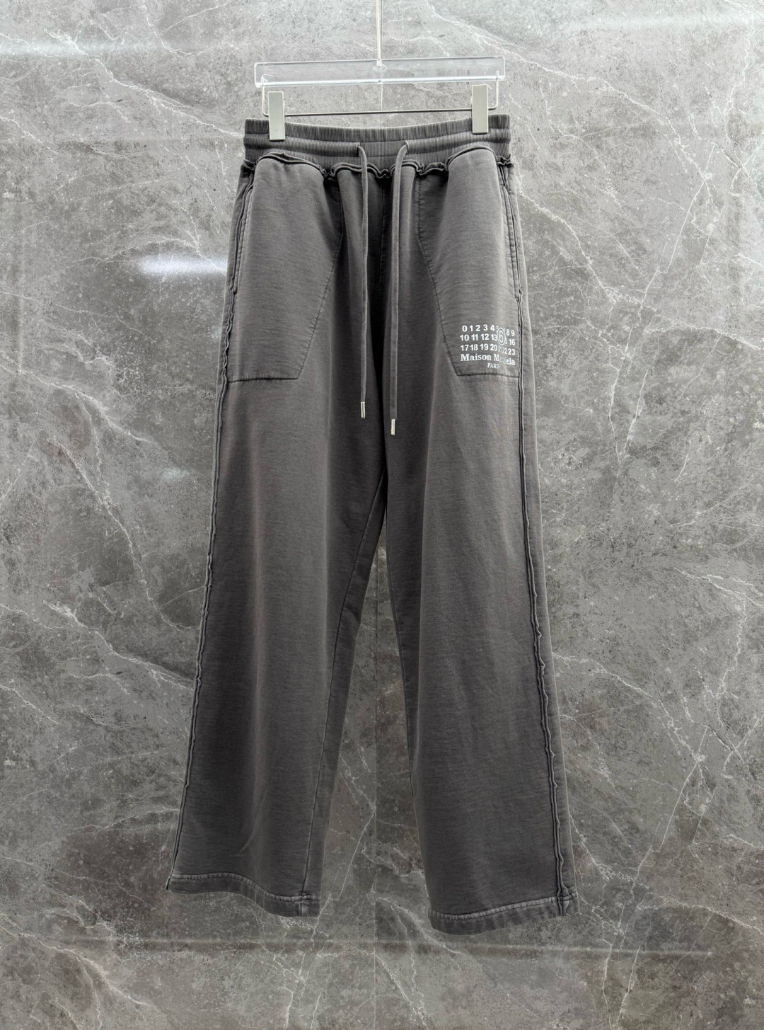 马吉拉🌈🌈420G重磅纯棉毛圈阔腿裤，重磅散边设计，前面经典logo点缀，超级好看！面料柔软舒适！上身效