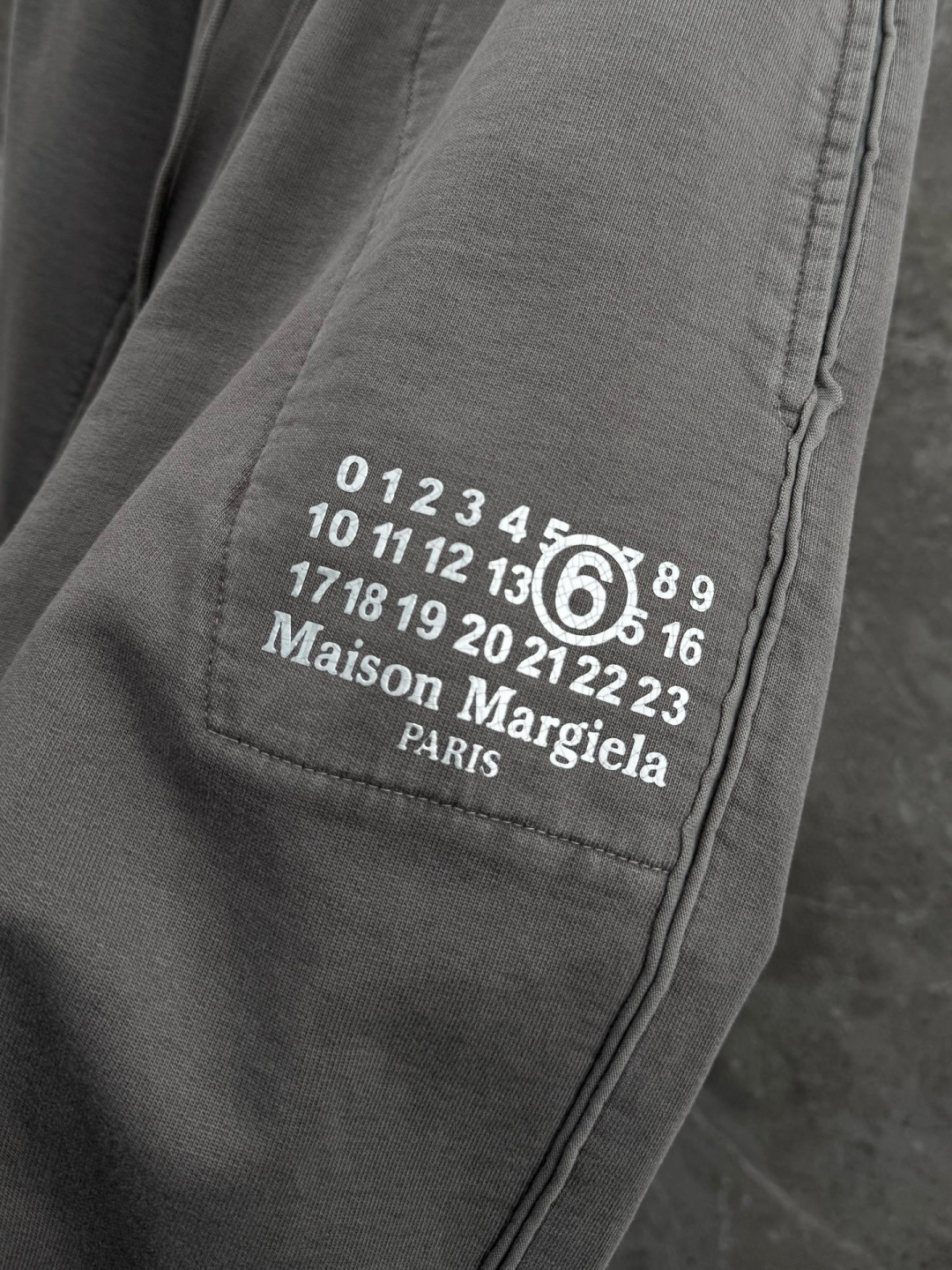 马吉拉🌈🌈420G重磅纯棉毛圈阔腿裤，重磅散边设计，前面经典logo点缀，超级好看！面料柔软舒适！上身效