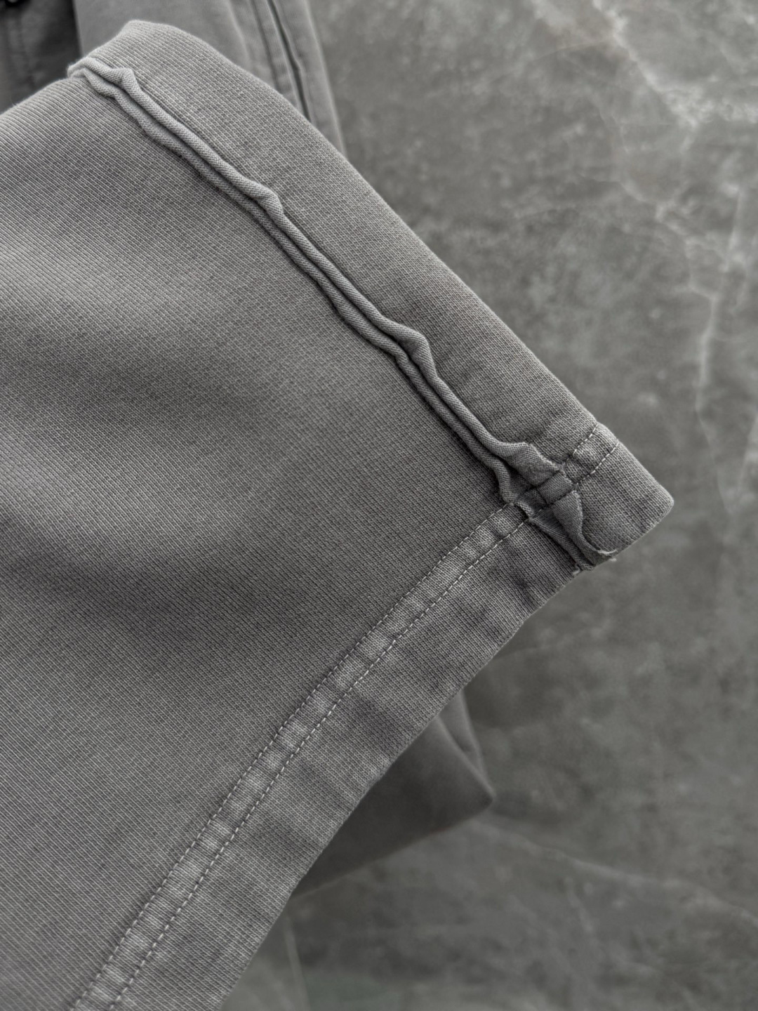 马吉拉🌈🌈420G重磅纯棉毛圈阔腿裤，重磅散边设计，前面经典logo点缀，超级好看！面料柔软舒适！上身效