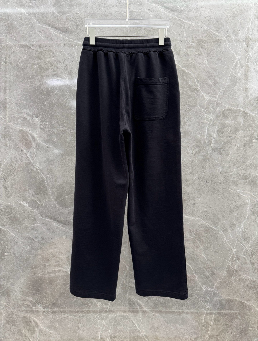 马吉拉🌈🌈420G重磅纯棉毛圈阔腿裤，重磅散边设计，前面经典logo点缀，超级好看！面料柔软舒适！上身效