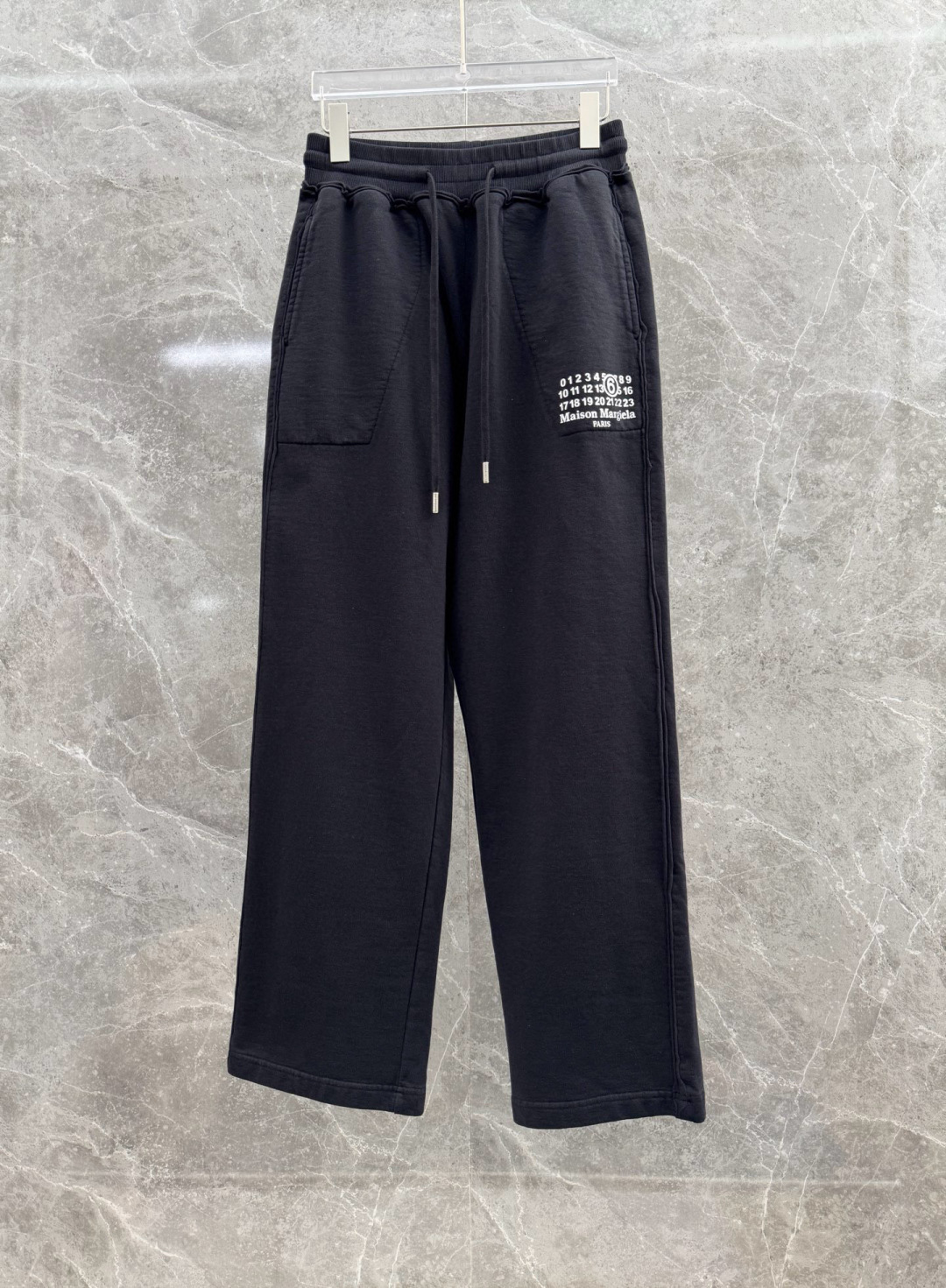 马吉拉🌈🌈420G重磅纯棉毛圈阔腿裤，重磅散边设计，前面经典logo点缀，超级好看！面料柔软舒适！上身效