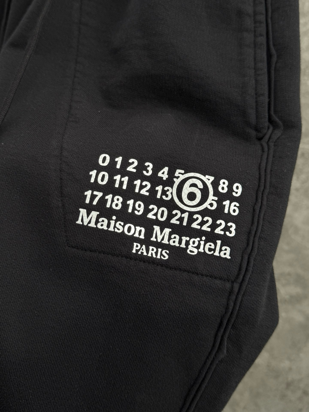 马吉拉🌈🌈420G重磅纯棉毛圈阔腿裤，重磅散边设计，前面经典logo点缀，超级好看！面料柔软舒适！上身效