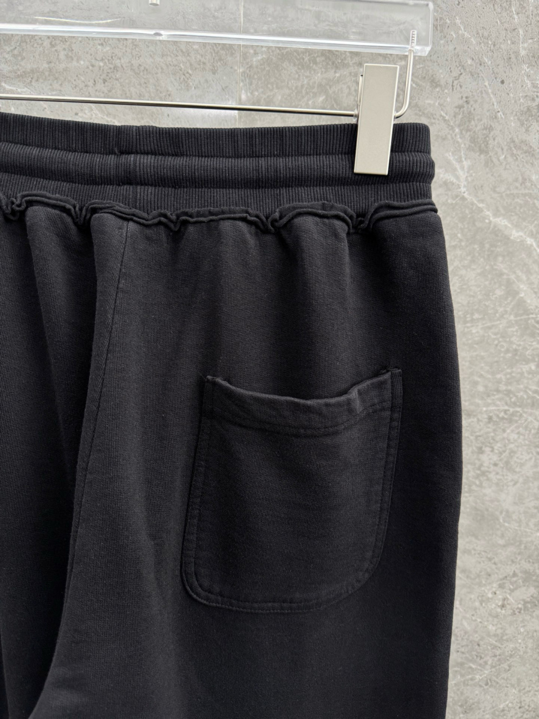 马吉拉🌈🌈420G重磅纯棉毛圈阔腿裤，重磅散边设计，前面经典logo点缀，超级好看！面料柔软舒适！上身效