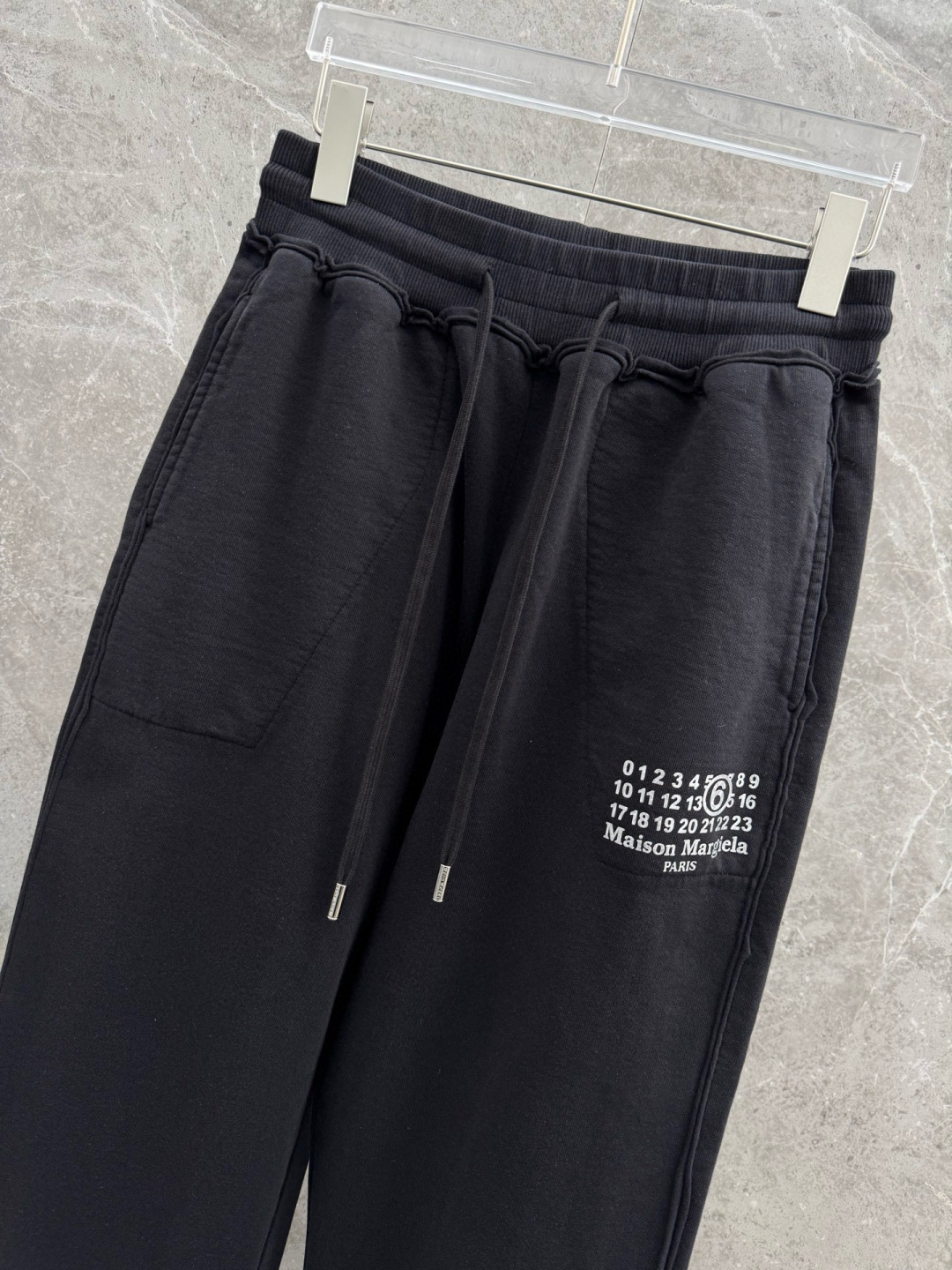 马吉拉🌈🌈420G重磅纯棉毛圈阔腿裤，重磅散边设计，前面经典logo点缀，超级好看！面料柔软舒适！上身效