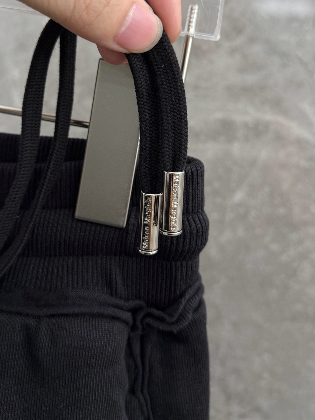 马吉拉🌈🌈420G重磅纯棉毛圈阔腿裤，重磅散边设计，前面经典logo点缀，超级好看！面料柔软舒适！上身效