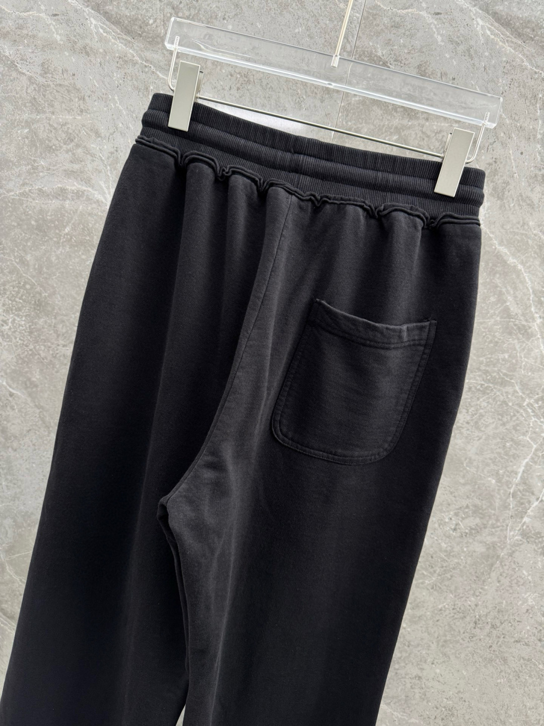 马吉拉🌈🌈420G重磅纯棉毛圈阔腿裤，重磅散边设计，前面经典logo点缀，超级好看！面料柔软舒适！上身效