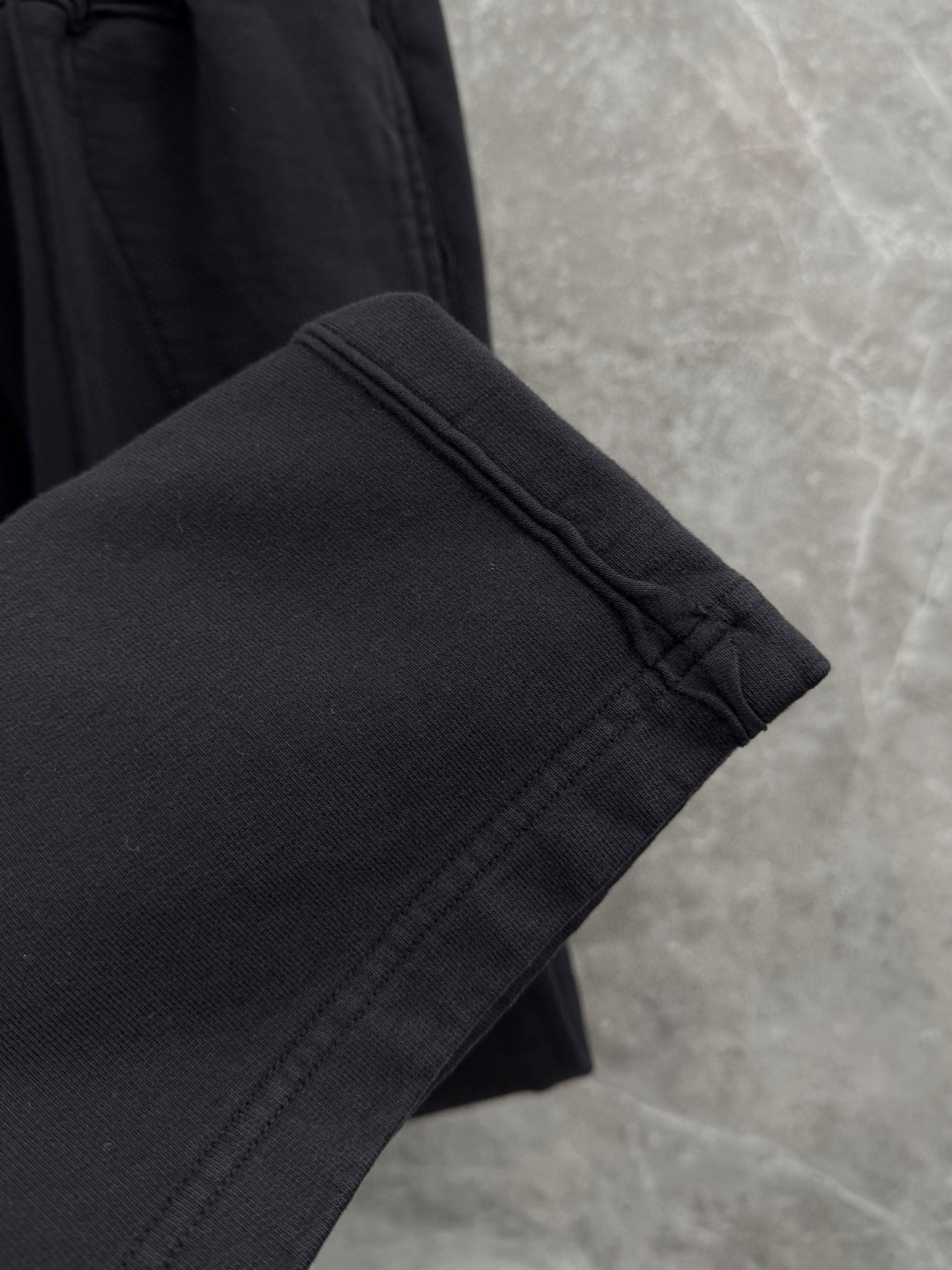 马吉拉🌈🌈420G重磅纯棉毛圈阔腿裤，重磅散边设计，前面经典logo点缀，超级好看！面料柔软舒适！上身效