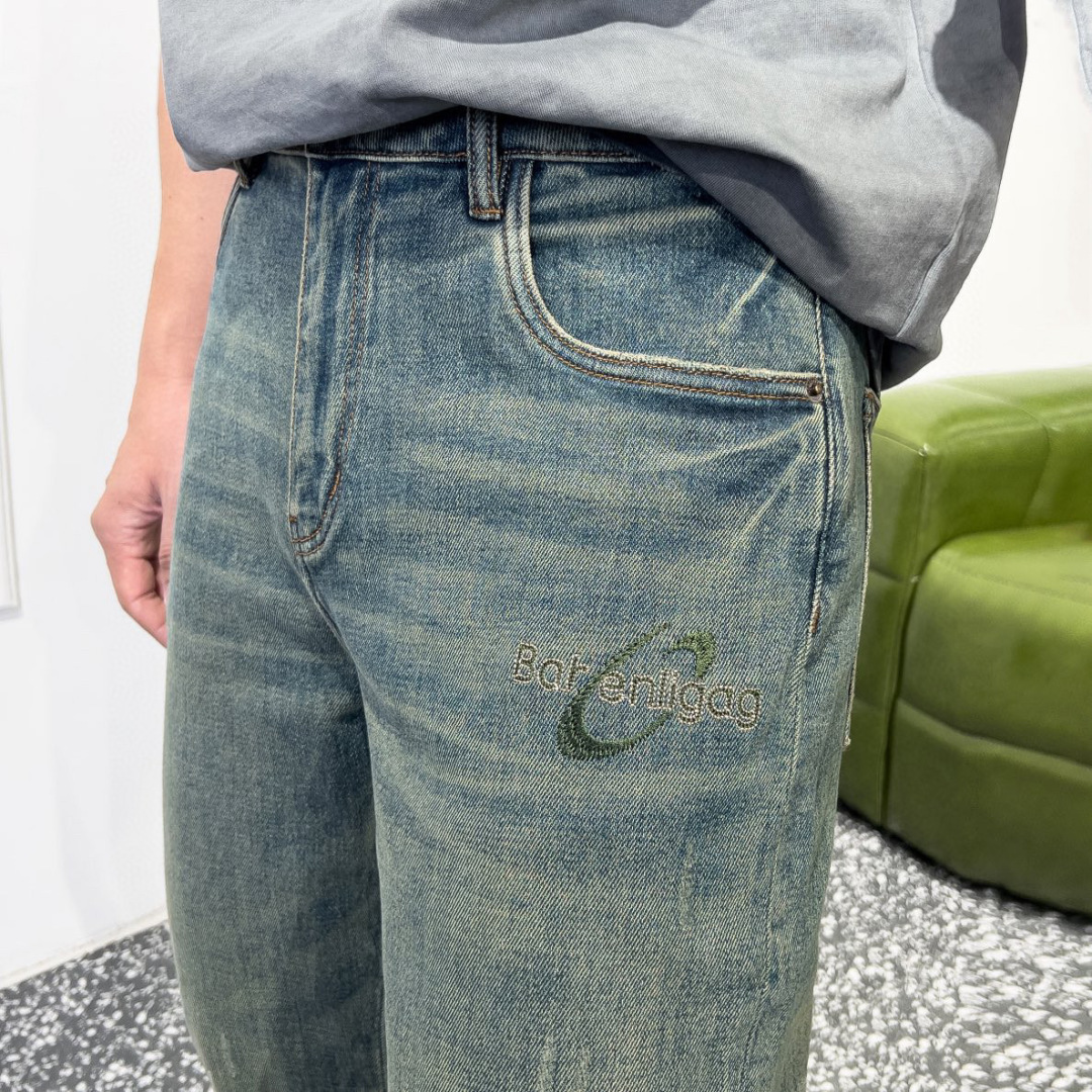 品牌：BABENLIGAG季度：2025秋冬颜色：蓝色尺码：30—36码版型：微阔中直筒版 牛仔裤重量：