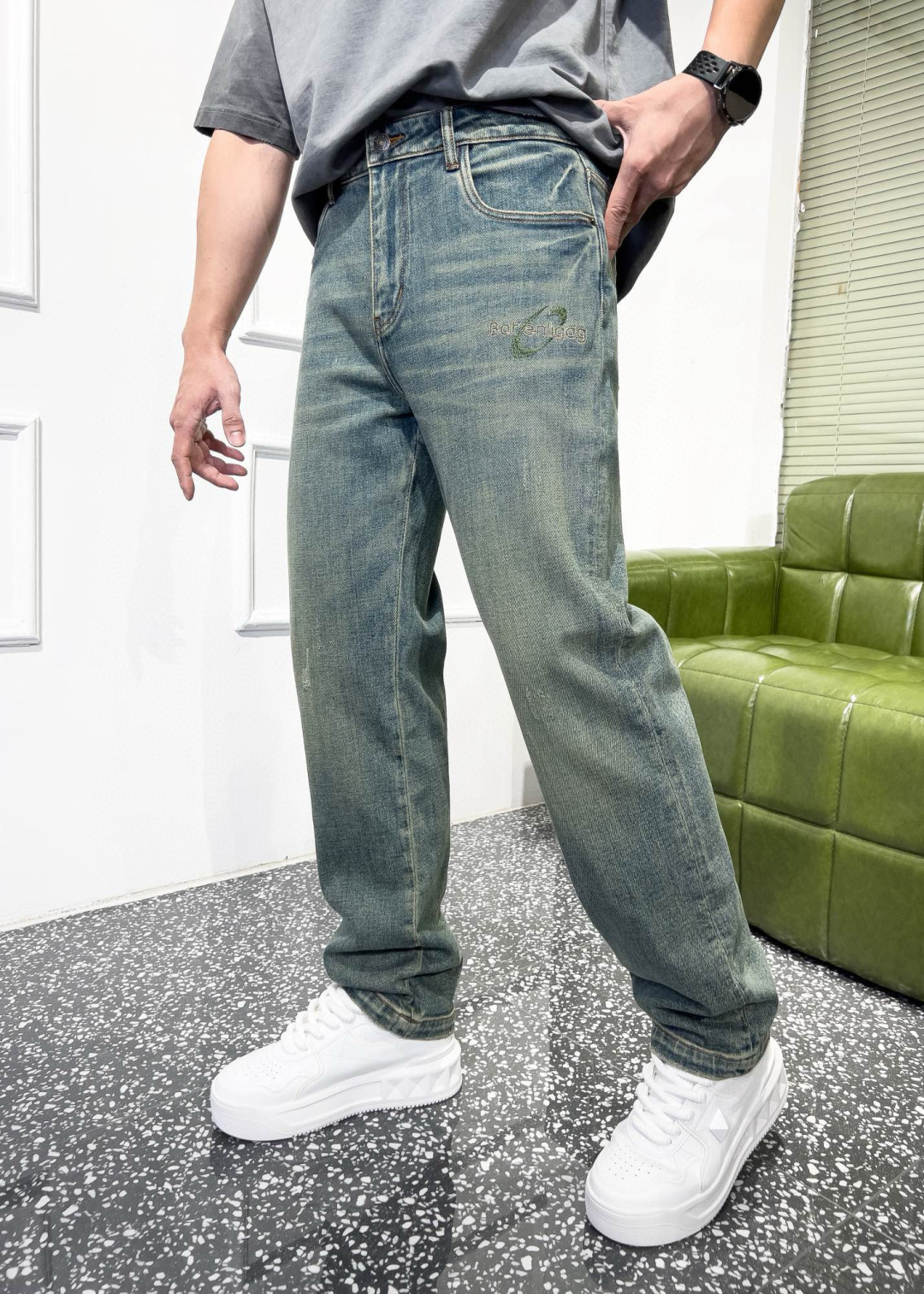 品牌：BABENLIGAG季度：2025秋冬颜色：蓝色尺码：30—36码版型：微阔中直筒版 牛仔裤重量：
