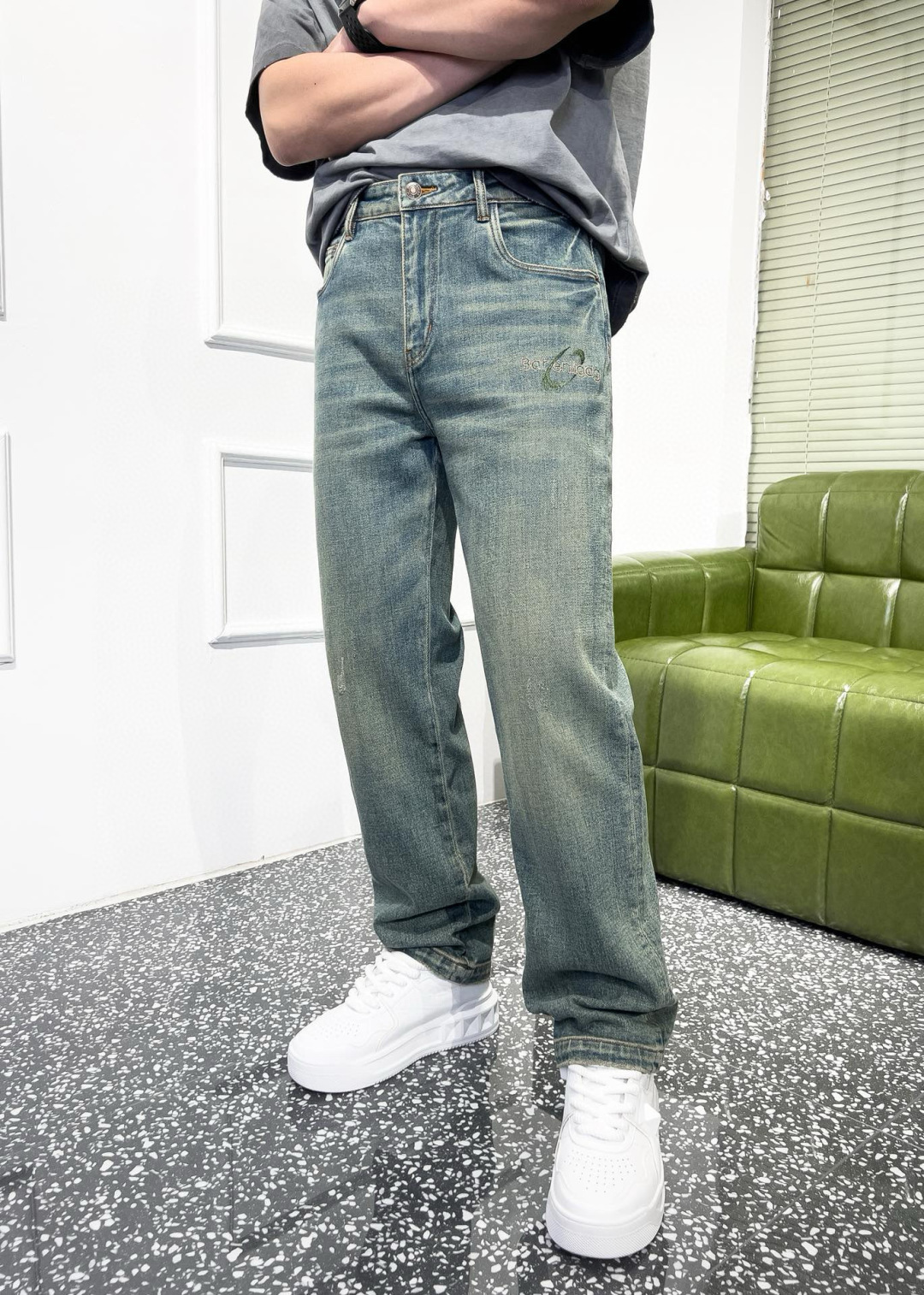 品牌：BABENLIGAG季度：2025秋冬颜色：蓝色尺码：30—36码版型：微阔中直筒版 牛仔裤重量：