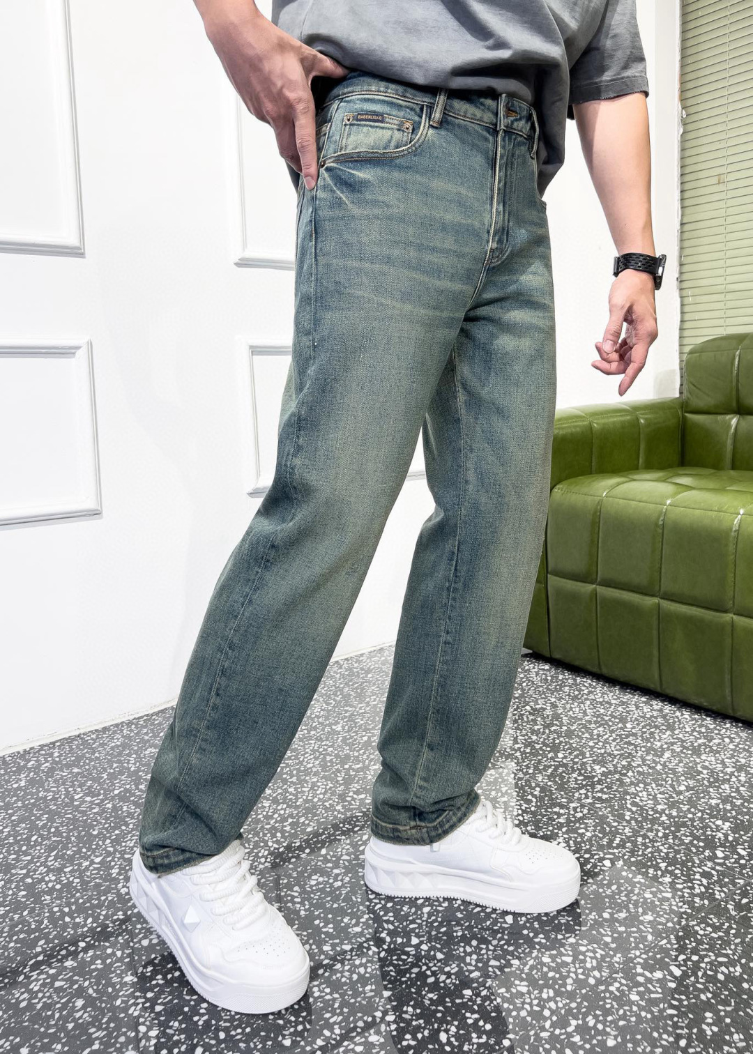 品牌：BABENLIGAG季度：2025秋冬颜色：蓝色尺码：30—36码版型：微阔中直筒版 牛仔裤重量：