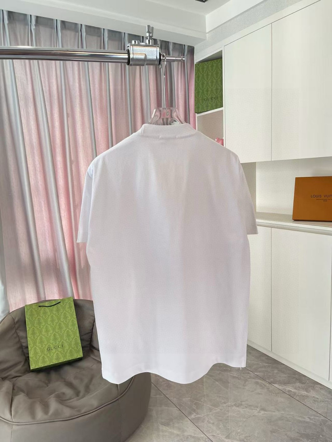 FEND*2025秋新款 个性字母logo印花 定制面料300g 短袖T恤 男女同款 颜色： 黑色 白色