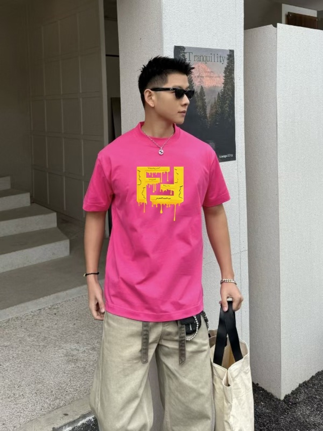 FEND*2025秋新款 个性字母logo印花 定制面料300g 短袖T恤 男女同款 颜色： 黑色 白色