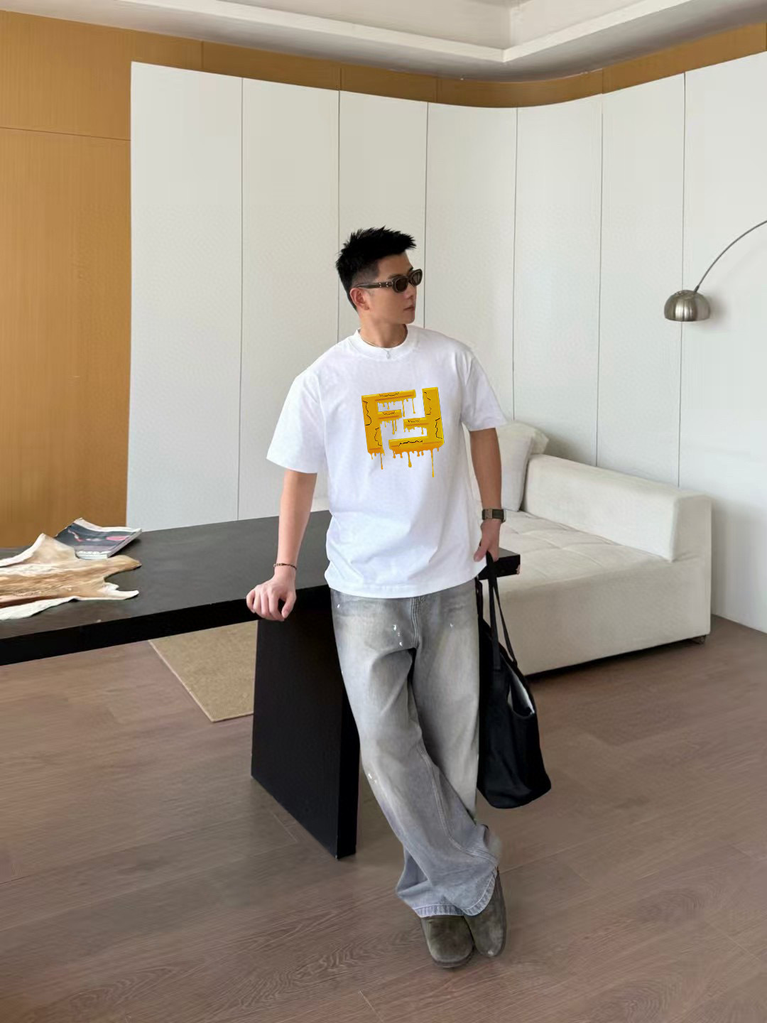 FEND*2025秋新款 个性字母logo印花 定制面料300g 短袖T恤 男女同款 颜色： 黑色 白色