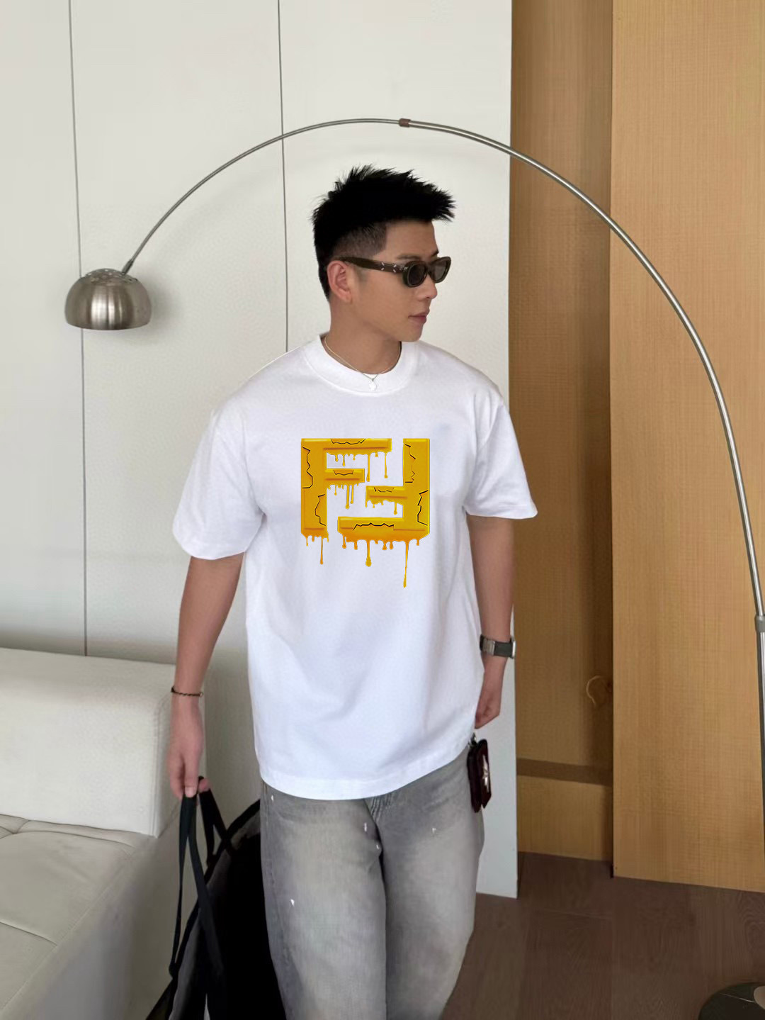 FEND*2025秋新款 个性字母logo印花 定制面料300g 短袖T恤 男女同款 颜色： 黑色 白色