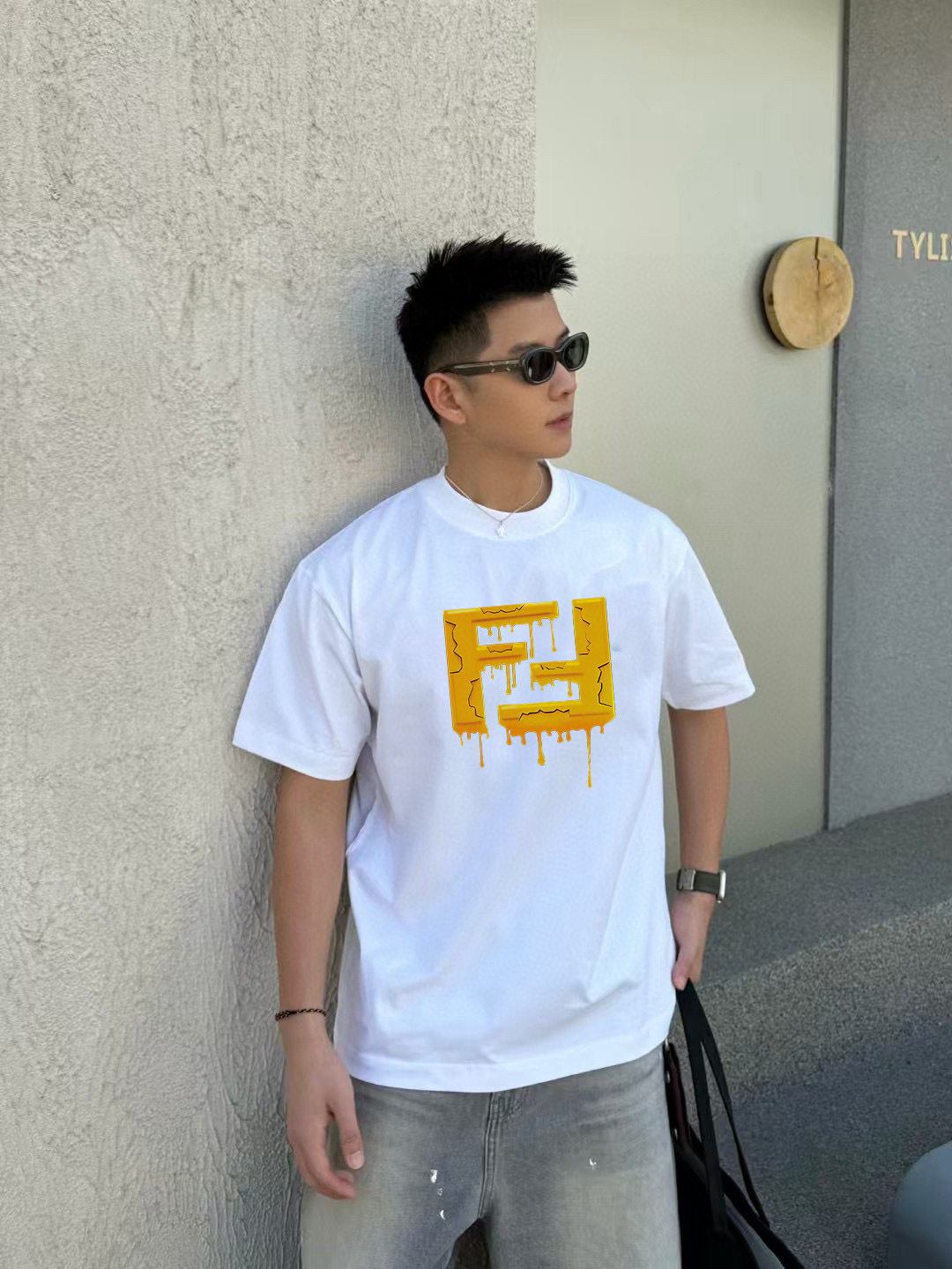 FEND*2025秋新款 个性字母logo印花 定制面料300g 短袖T恤 男女同款 颜色： 黑色 白色