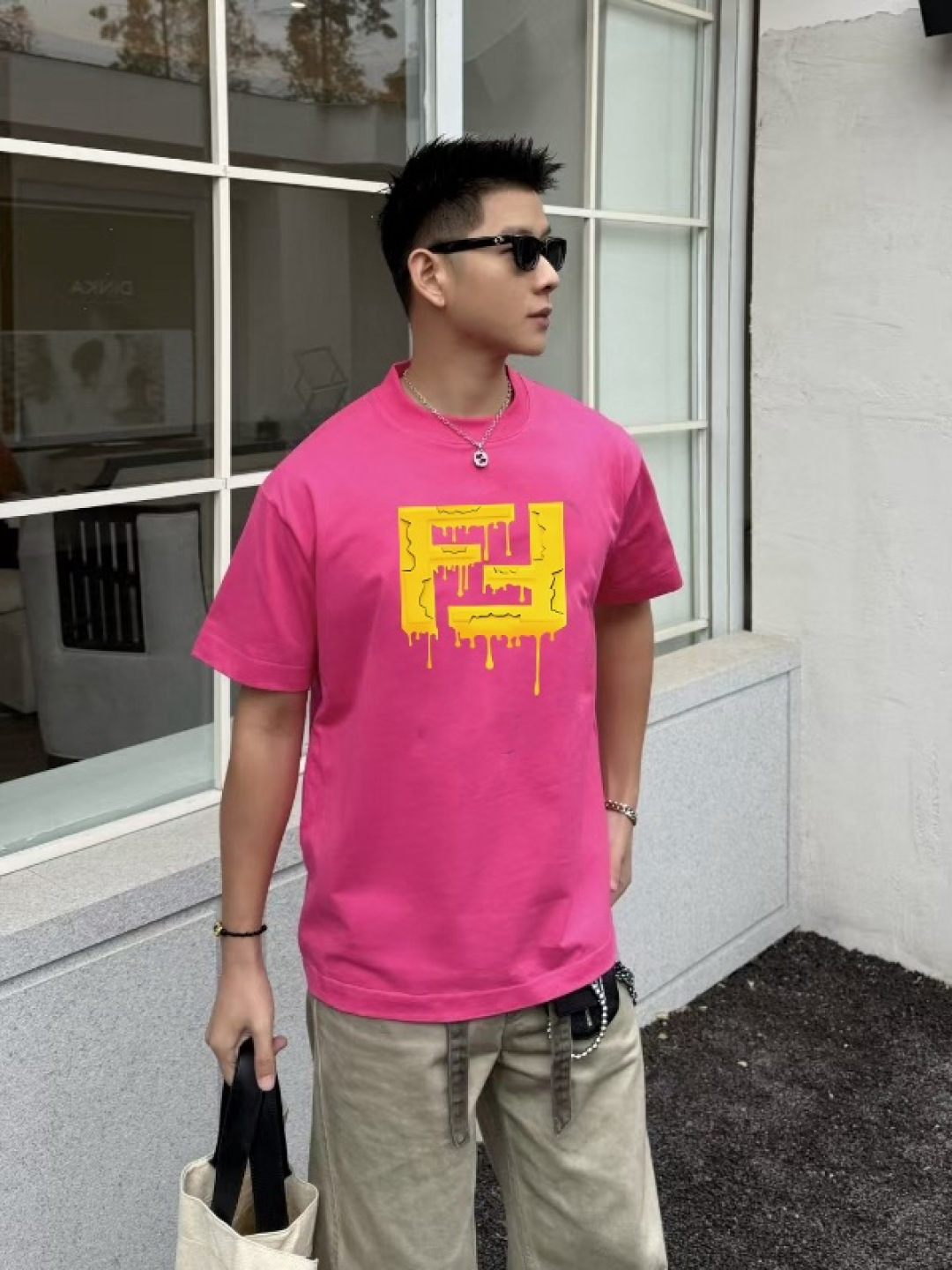 FEND*2025秋新款 个性字母logo印花 定制面料300g 短袖T恤 男女同款 颜色： 黑色 白色