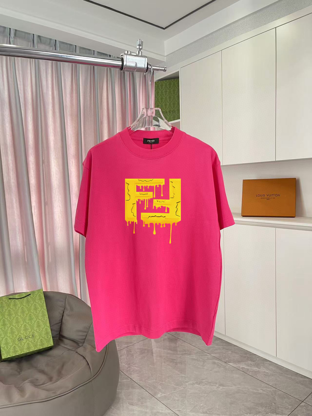 FEND*2025秋新款 个性字母logo印花 定制面料300g 短袖T恤 男女同款 颜色： 黑色 白色