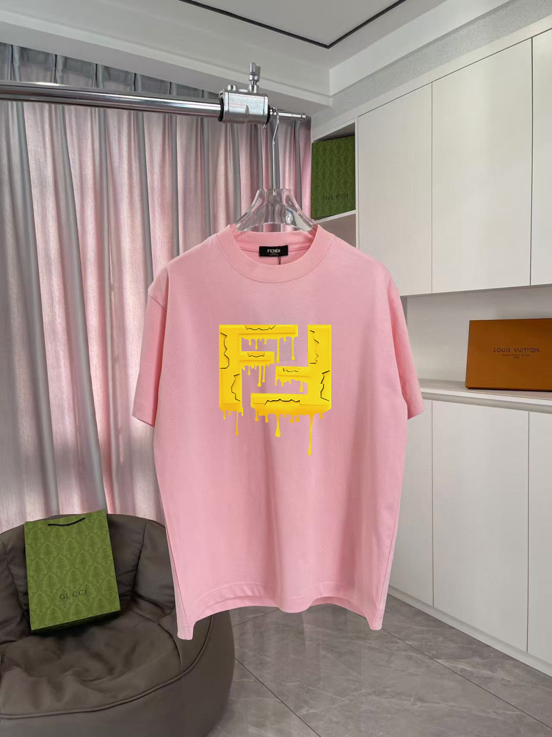 FEND*2025秋新款 个性字母logo印花 定制面料300g 短袖T恤 男女同款 颜色： 黑色 白色