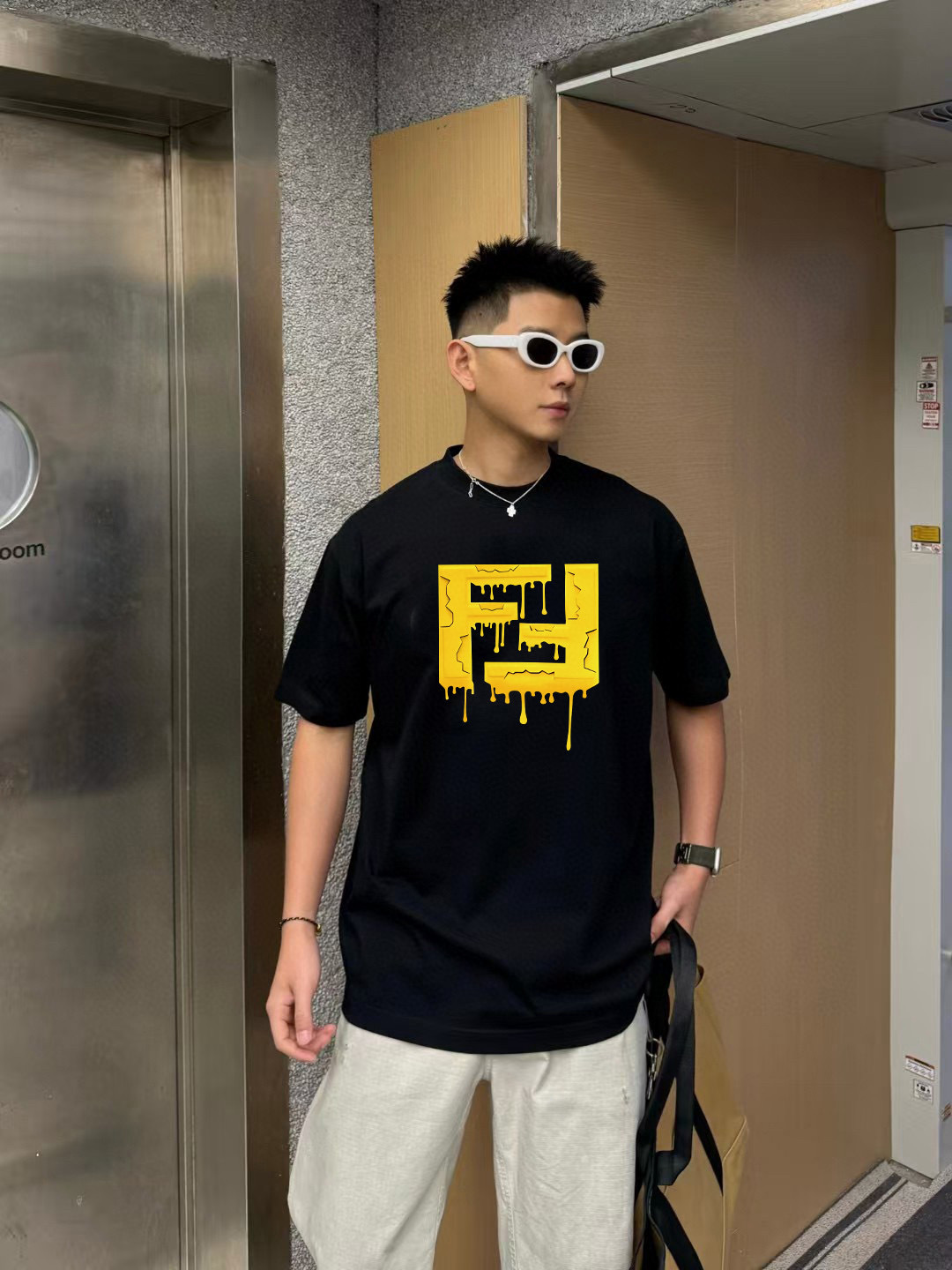 FEND*2025秋新款 个性字母logo印花 定制面料300g 短袖T恤 男女同款 颜色： 黑色 白色