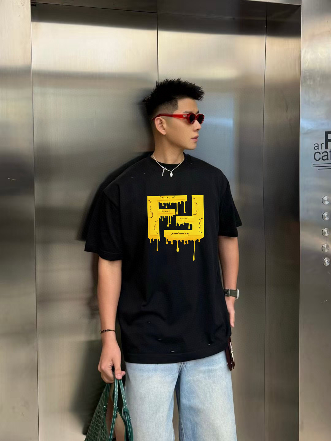 FEND*2025秋新款 个性字母logo印花 定制面料300g 短袖T恤 男女同款 颜色： 黑色 白色