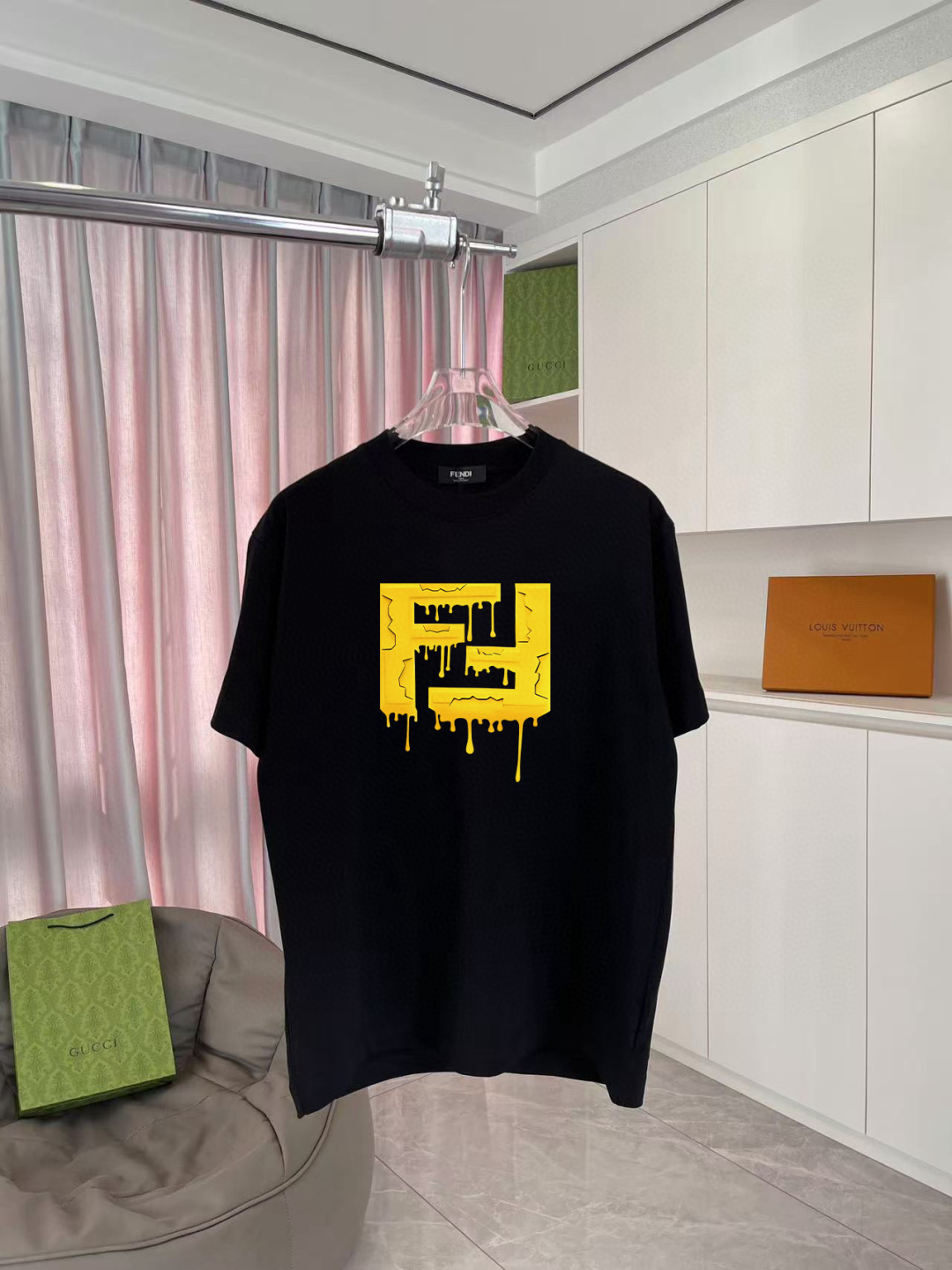 FEND*2025秋新款 个性字母logo印花 定制面料300g 短袖T恤 男女同款 颜色： 黑色 白色