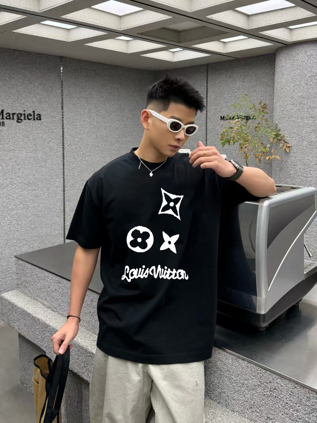 1V*2025秋季新款 个性字母logo印花 定制面料300g 短袖T恤 男女同款尺码：S M L XL