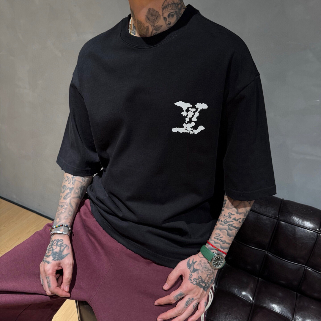 新款🌟驴牌，新款T恤，面料采用顶级原版精梳棉洗水面料，立体印花图案设计，时尚潮流，顶级的做工，高端品质！