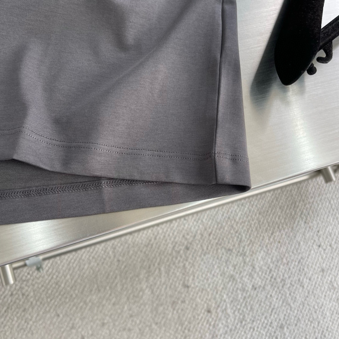 PRAD 25ss春夏系列圆领T恤尺码：M-3XL 微阔版型P.S：兰精莫代尔+匹马棉成分的高品质云朵棉