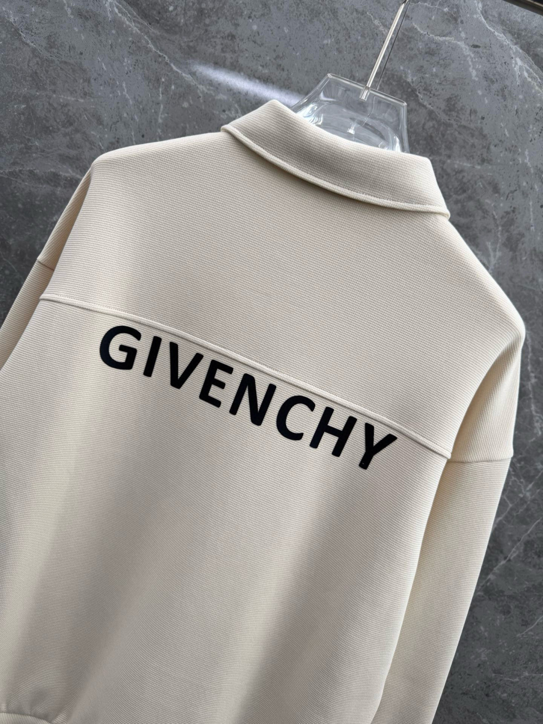 纪梵希🌈🌈新款卫衣，采用棉和涤纶面料，胸口经典logo设计，面料亲肤舒适透气好，视觉上很精致、有质感、高