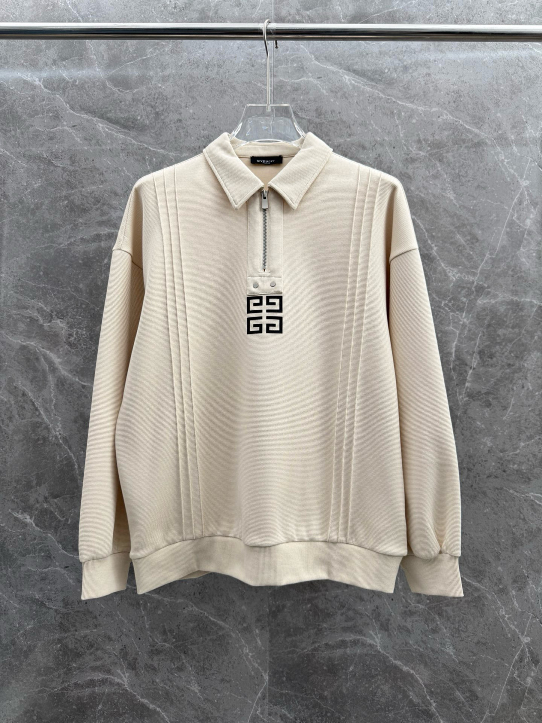 纪梵希🌈🌈新款卫衣，采用棉和涤纶面料，胸口经典logo设计，面料亲肤舒适透气好，视觉上很精致、有质感、高