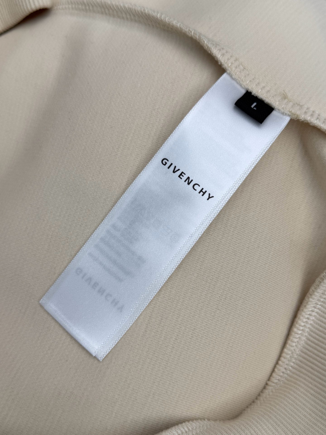 纪梵希🌈🌈新款卫衣，采用棉和涤纶面料，胸口经典logo设计，面料亲肤舒适透气好，视觉上很精致、有质感、高